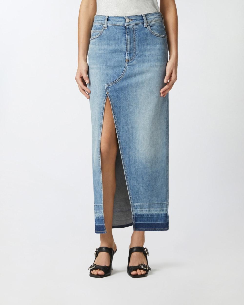 Gonna lunga in denim chiaro con spacco davanti