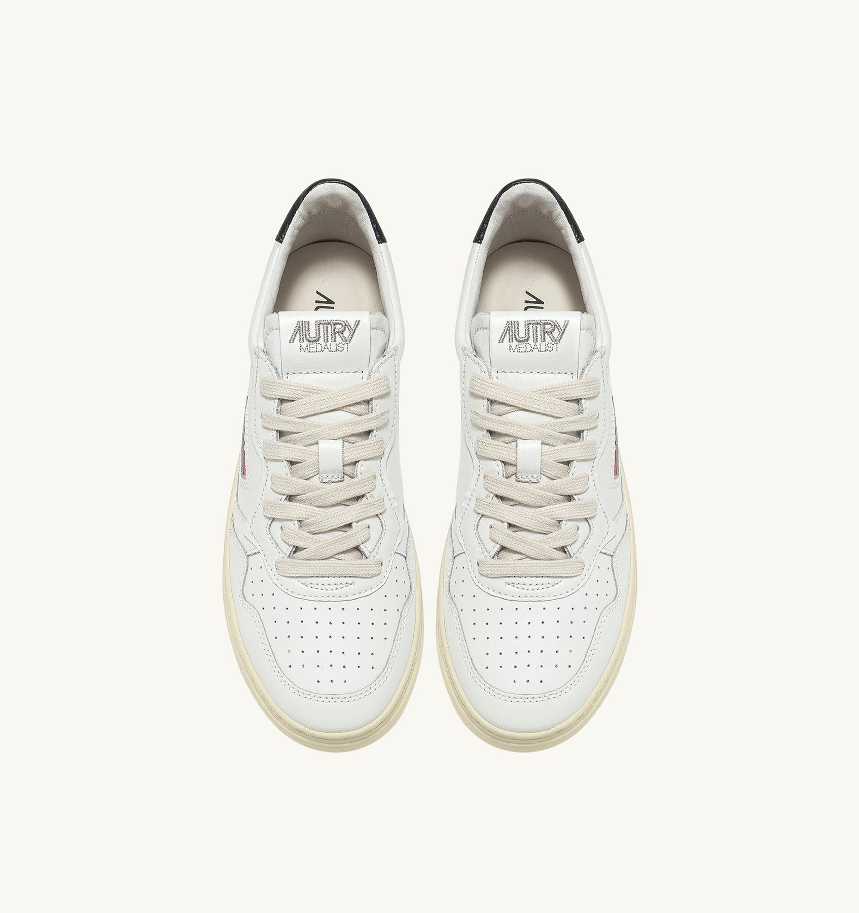 SNEAKERS MEDALIST LOW IN PELLE BIANCA E NERA<BR/> AULW LL22 AUTRY ACTION SHOES
