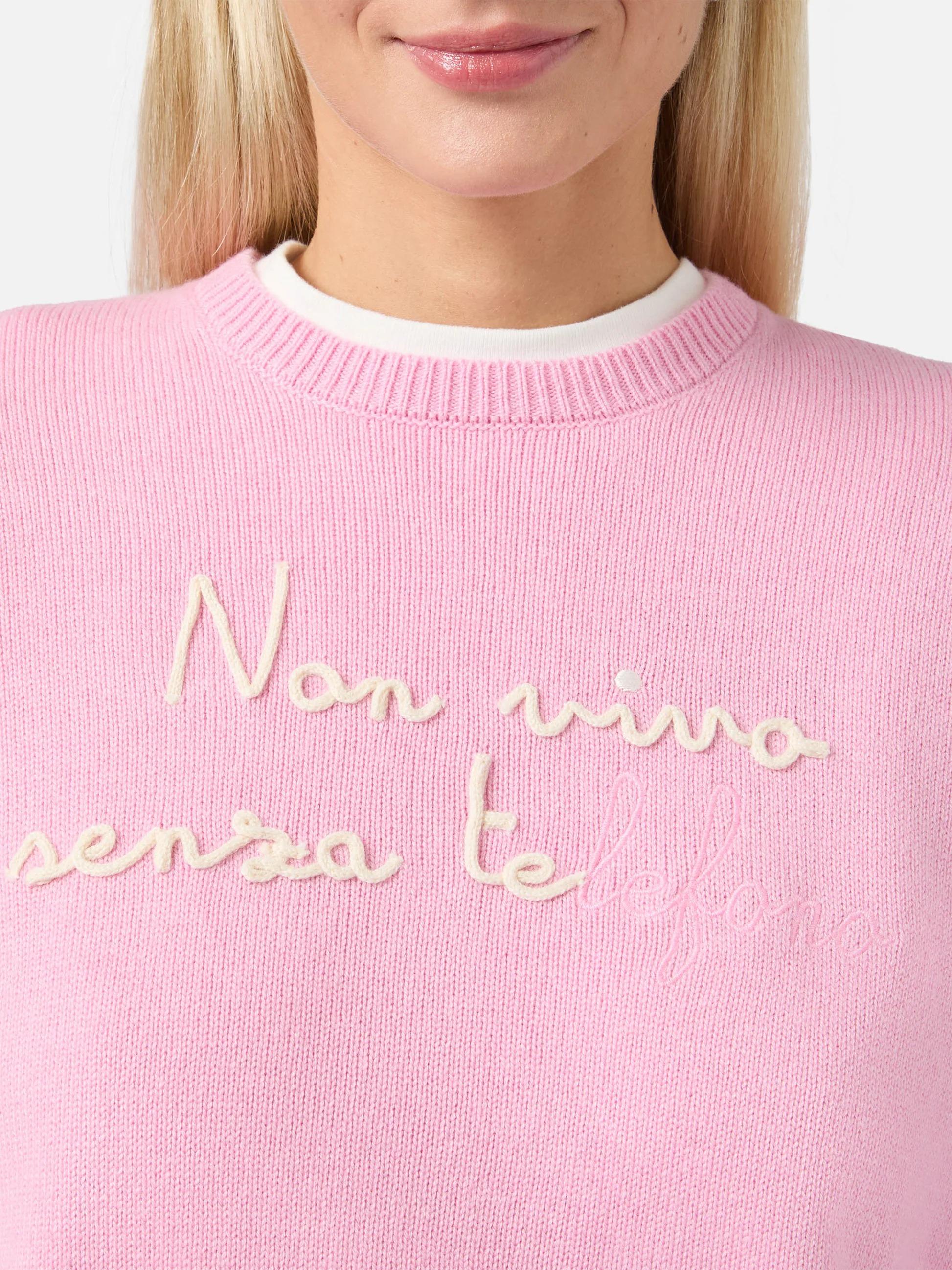 Maglione New Queen in misto cashmere rosa con ricamo Non vivo senza te(lefono)<BR/> QUE0010 02124I MC2 SAINT BARTH