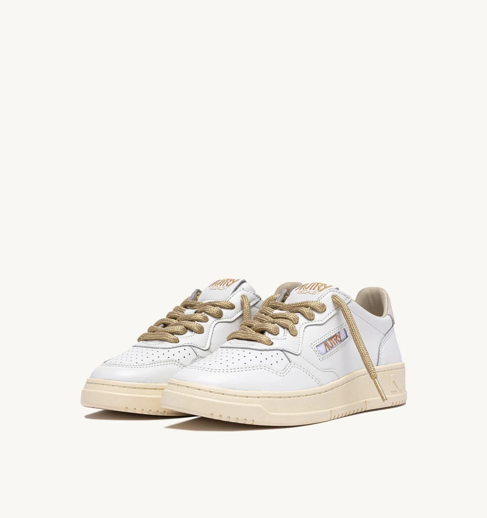 SNEAKERS MEDALIST LOW IN PELLE BIANCA E DETTAGLI LUREX ORO AULW SW01 AUTRY ACTION SHOES