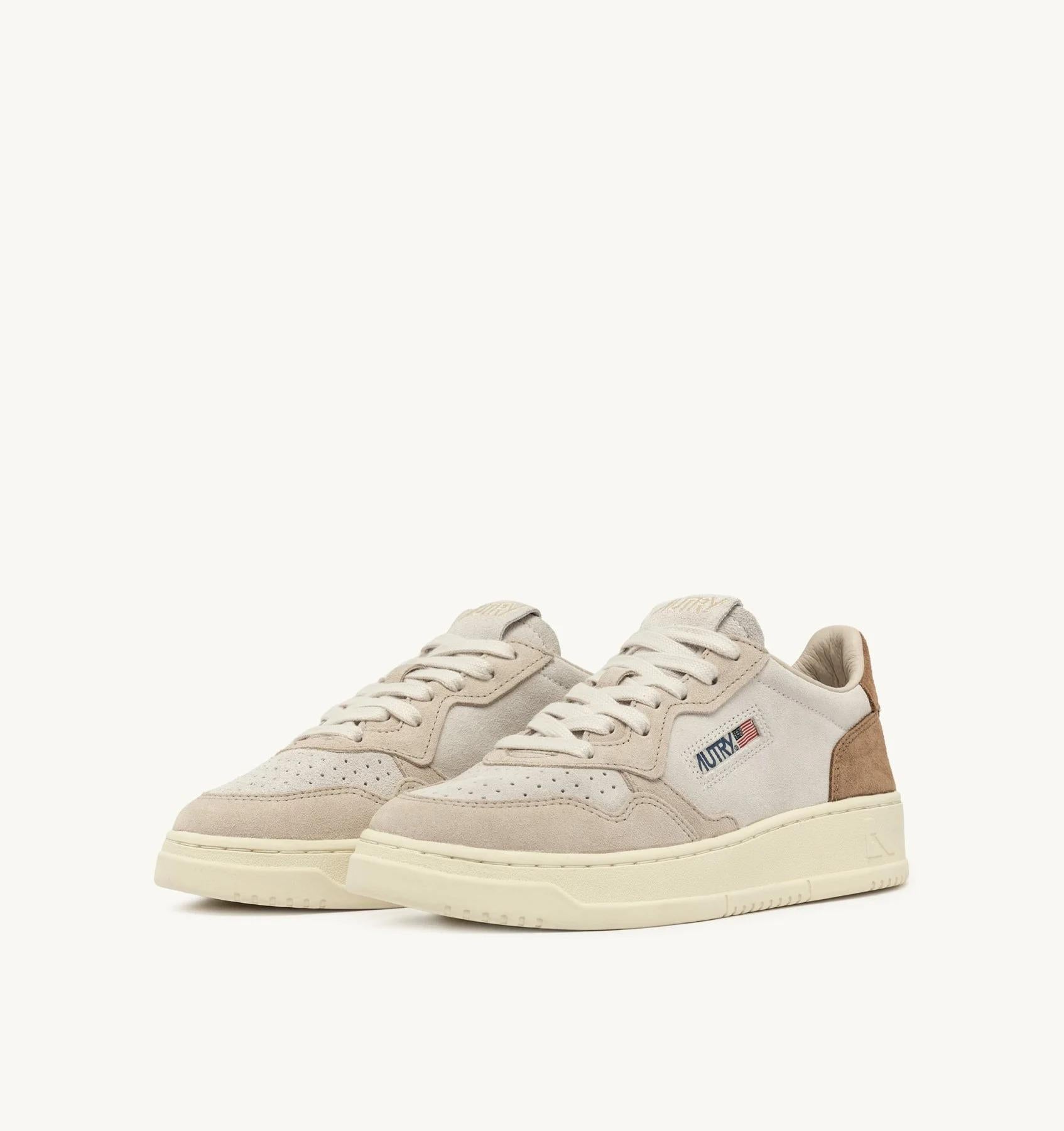 SNEAKERS MEDALIST LOW TRICOLOR IN SUEDE COLORE SAND E CIGAR AULW TS01 AUTRY ACTION SHOES