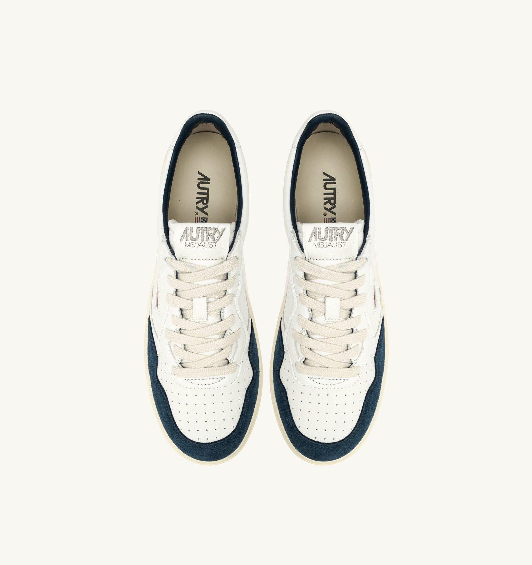 SNEAKERS UOMO MEDALIST LOW IN PELLE E SUEDE COLORE BIANCO E CAPRI