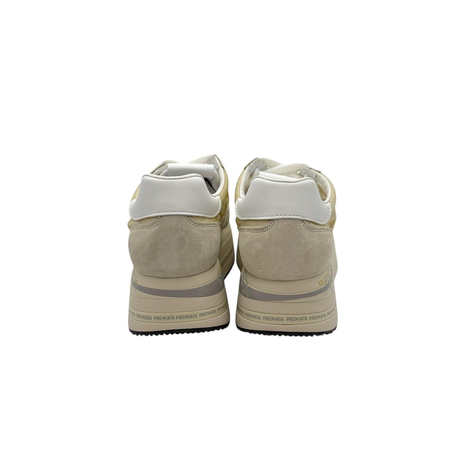Sneakers Beth con tomaia interamente in pelle pregiata e dettagli in suede leggermente in contrasto. Fondo platform personalizzato dalla serigrafia lo