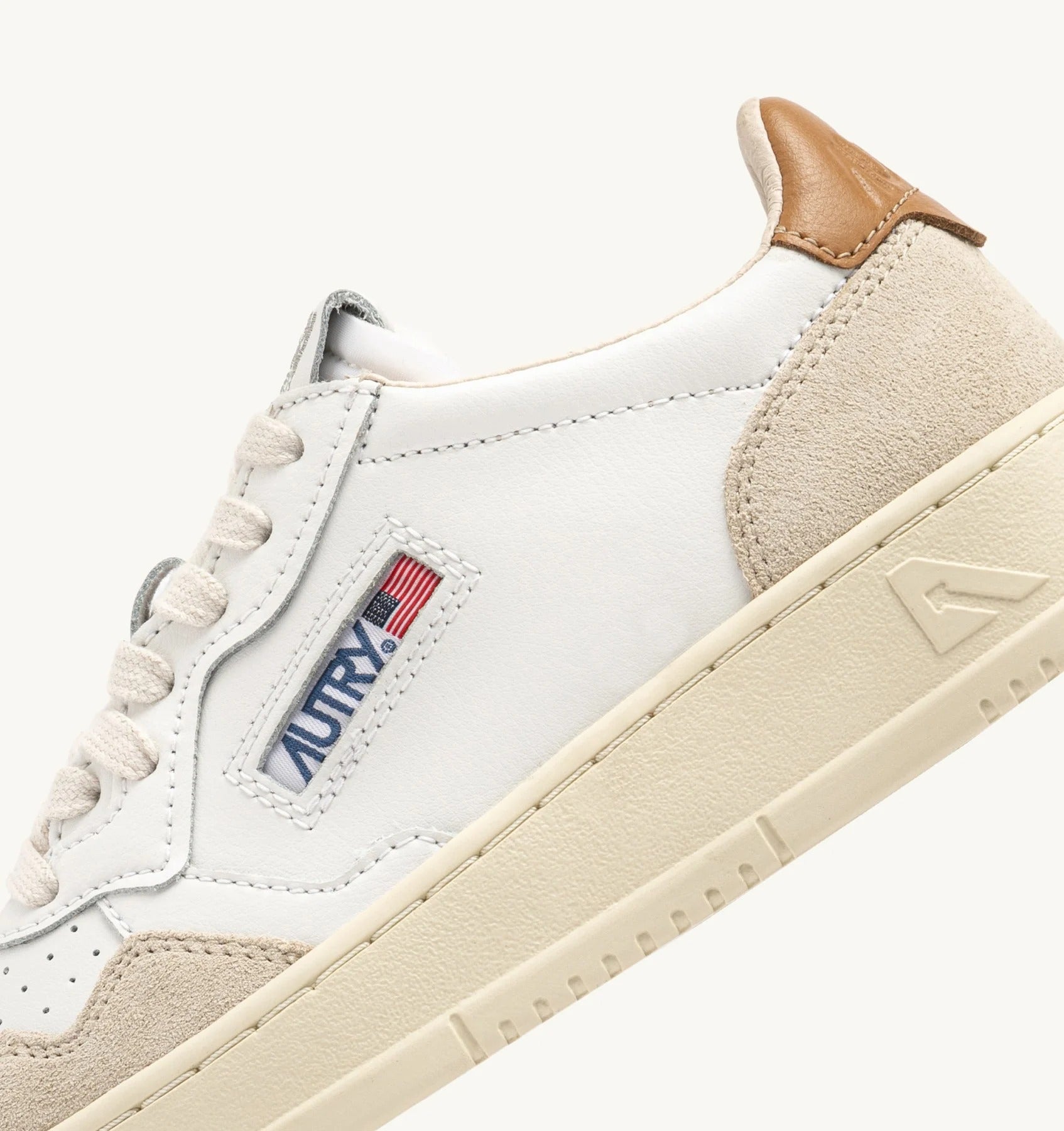 SNEAKERS MEDALIST LOW IN SUEDE E PELLE BIANCA E BROWN SUGAR<BR/> AULM LS02 AUTRY ACTION SHOES 