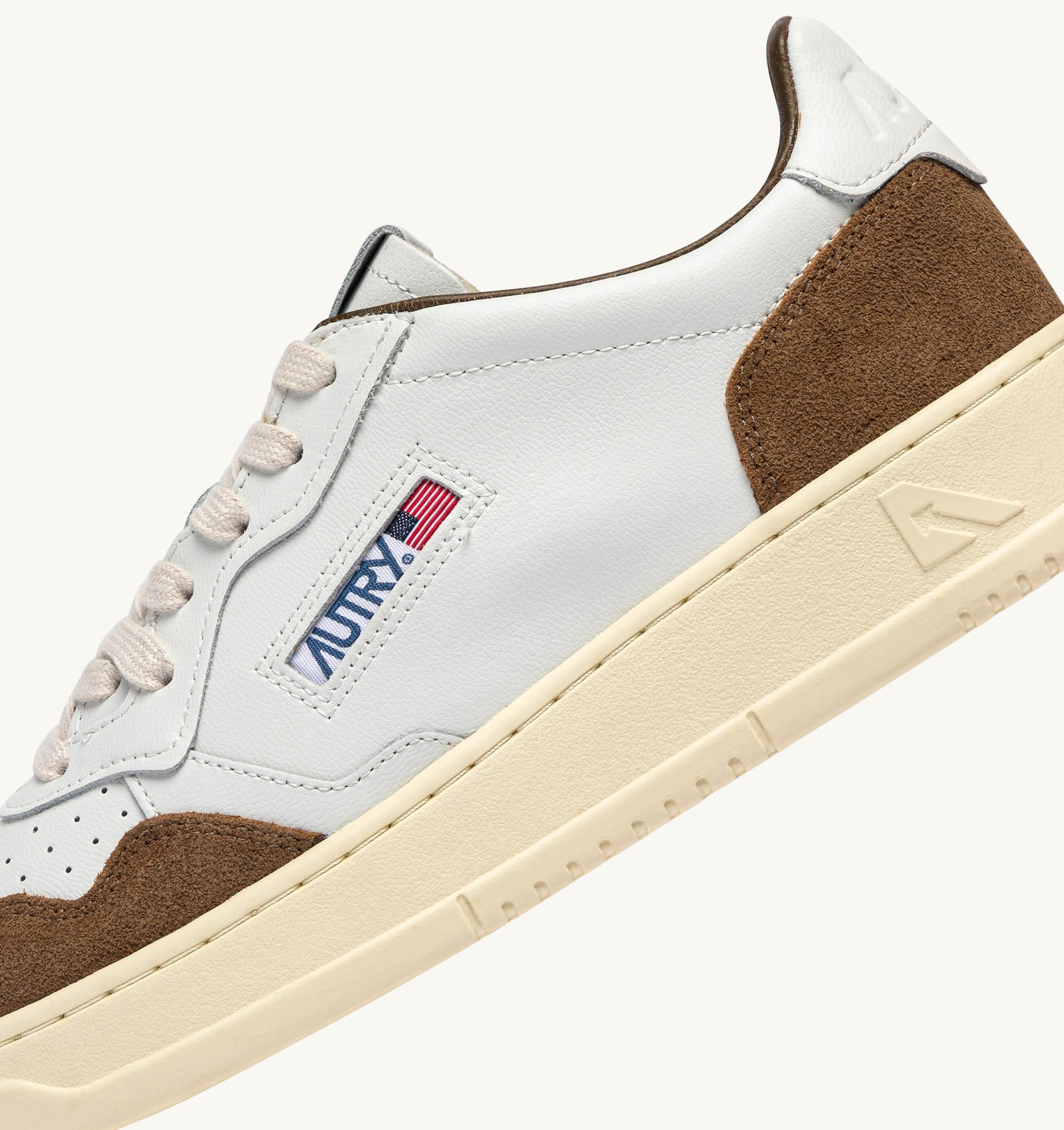 AUTRY SNEAKERS<BR/>SNEAKERS MEDALIST LOW IN PELLE BIANCA E SUEDE TABACCO AULM FT17 AUTRY ACTION SHOES 