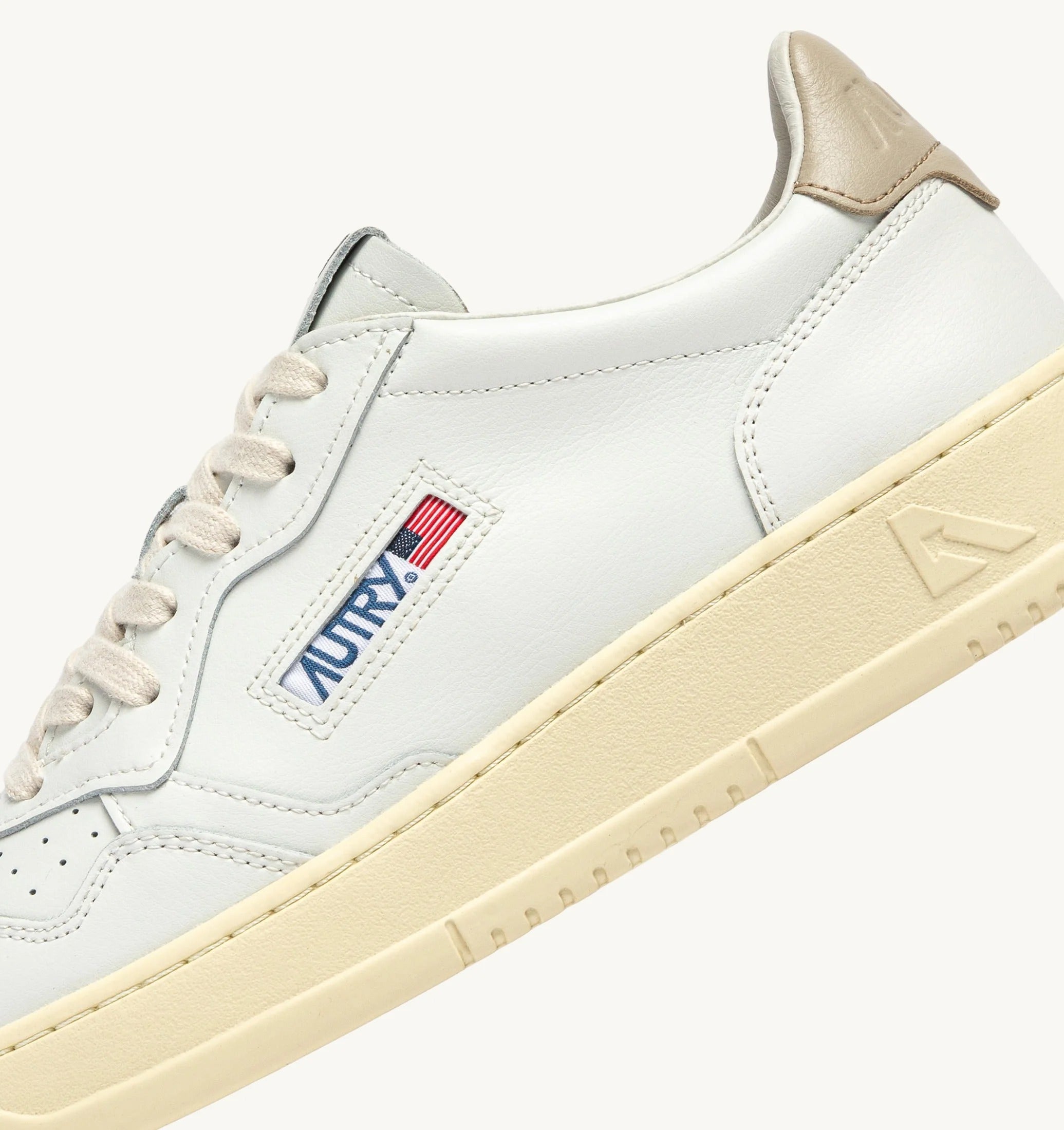 AUTRY SNEAKERS<BR/>SNEAKERS MEDALIST LOW IN PELLE BIANCA E FEATHER GRAY AULM LL27 AUTRY ACTION SHOES 