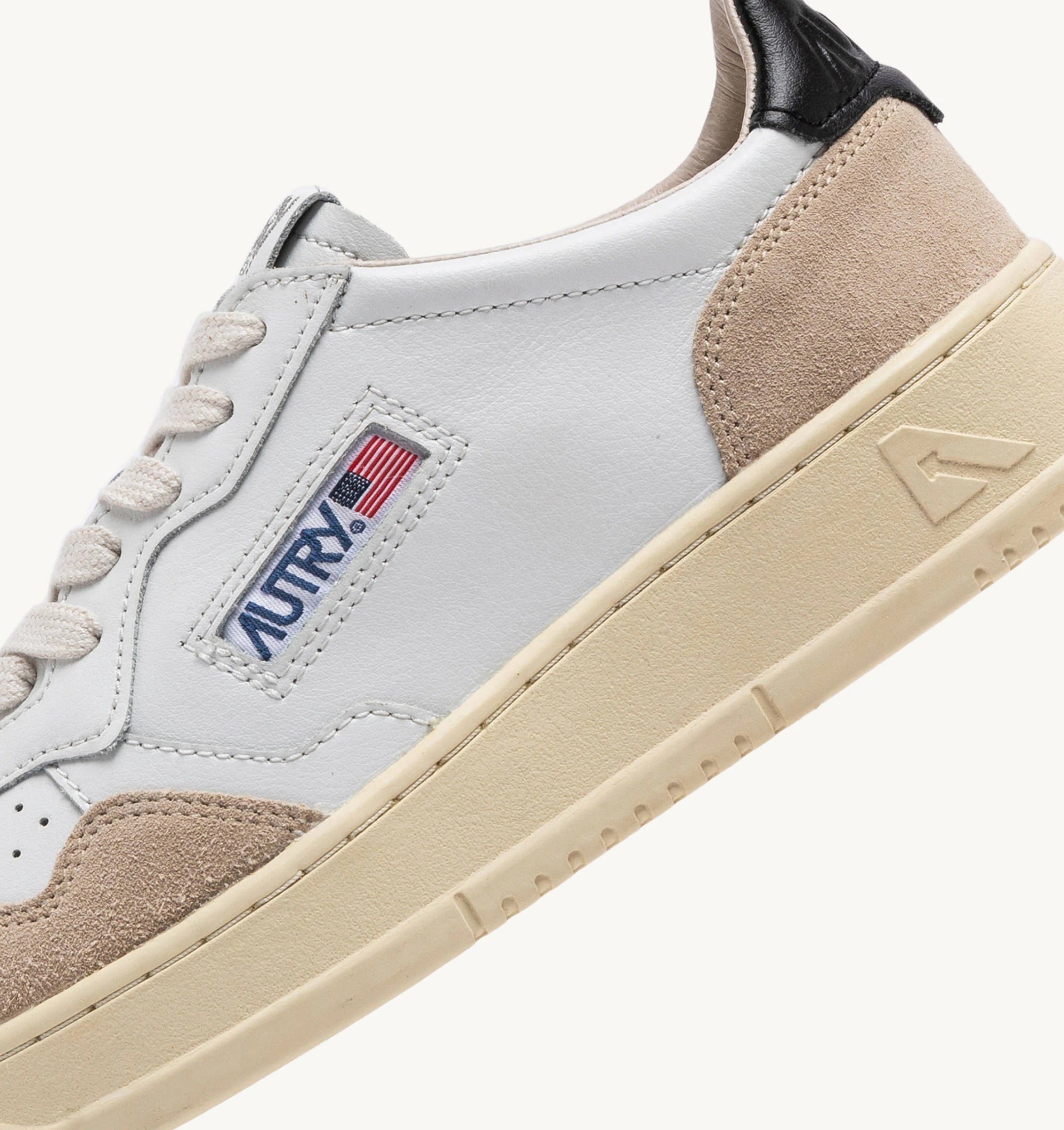 AUTRY SNEAKERS<BR/>SNEAKERS MEDALIST LOW IN PELLE BIANCA E NERA E SUEDE BEIGE AULM LS21 AUTRY ACTION SHOES 