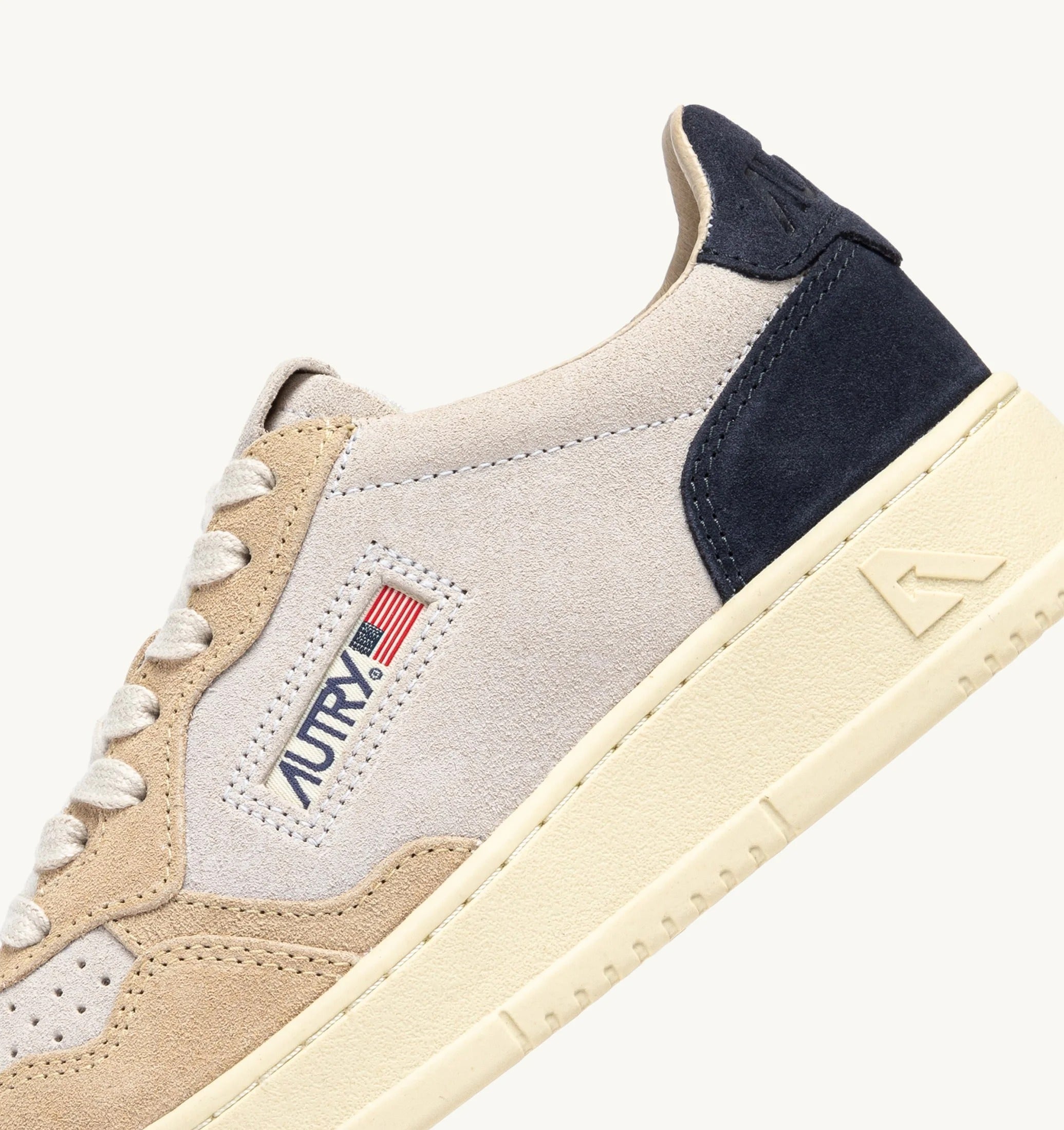 AUTRY SNEAKERS<BR/>SNEAKERS MEDALIST LOW TRICOLOR IN SUEDE BIANCO SAND E BLUE SPACE AULM TS29 AUTRY ACTION SHOES 