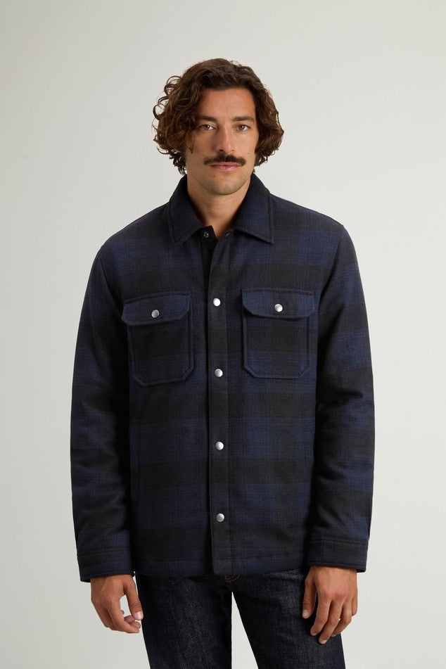 Giacca a camicia Alaskan Check a quadri imbottita in misto lana italiana riciclata<BR/> CFWOOS2018MBUT3046 3983 WOOLRICH 