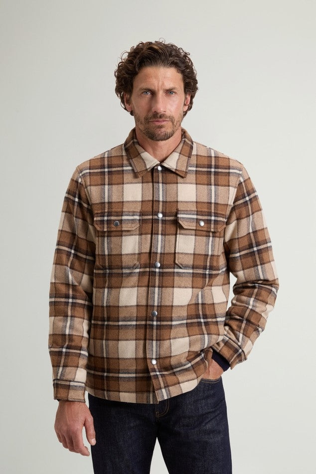 Giacca a camicia Alaskan Check a quadri imbottita in misto lana italiana riciclata<BR/> CFWOOS2018MBUT3046 7449 WOOLRICH 
