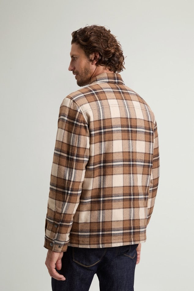 Giacca a camicia Alaskan Check a quadri imbottita in misto lana italiana riciclata<BR/> CFWOOS2018MBUT3046 7449 WOOLRICH 