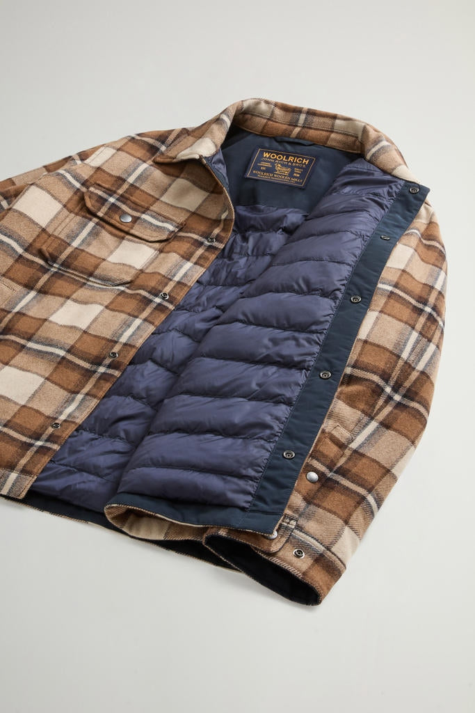 Giacca a camicia Alaskan Check a quadri imbottita in misto lana italiana riciclata<BR/> CFWOOS2018MBUT3046 7449 WOOLRICH 