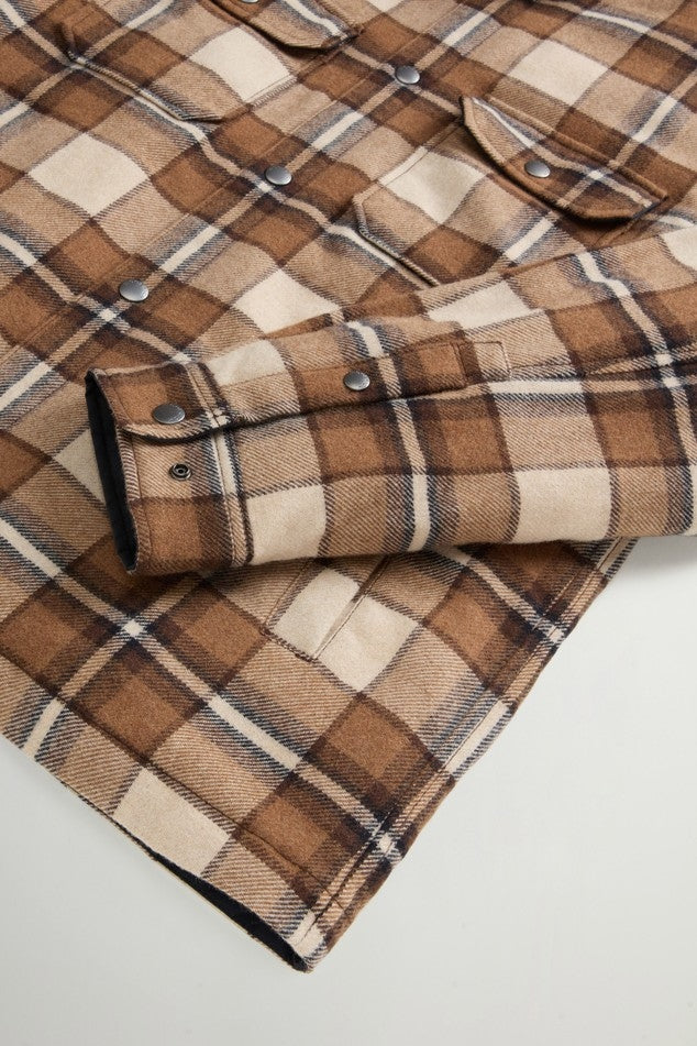 Giacca a camicia Alaskan Check a quadri imbottita in misto lana italiana riciclata<BR/> CFWOOS2018MBUT3046 7449 WOOLRICH 
