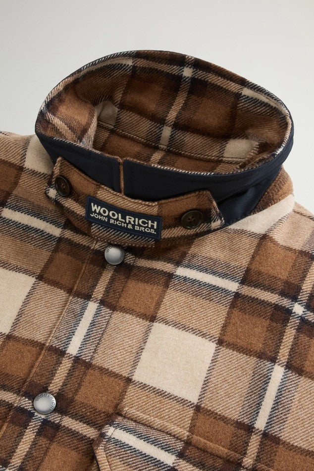 Giacca a camicia Alaskan Check a quadri imbottita in misto lana italiana riciclata<BR/> CFWOOS2018MBUT3046 7449 WOOLRICH 