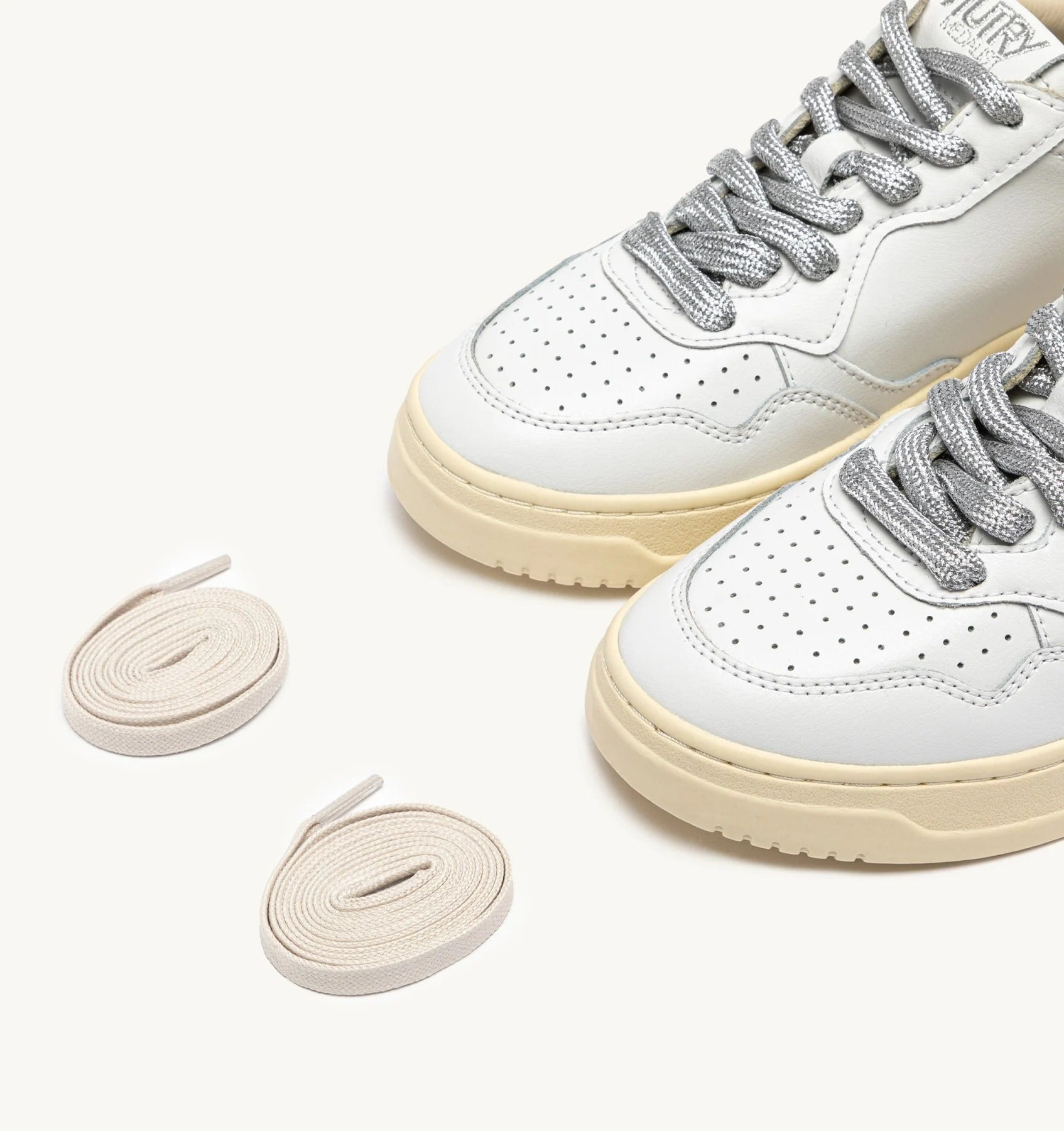 SNEAKERS MEDALIST LOW IN PELLE BIANCA E DETTAGLI LUREX ARGENTO<BR/> AULW SW02 AUTRY ACTION SHOES 