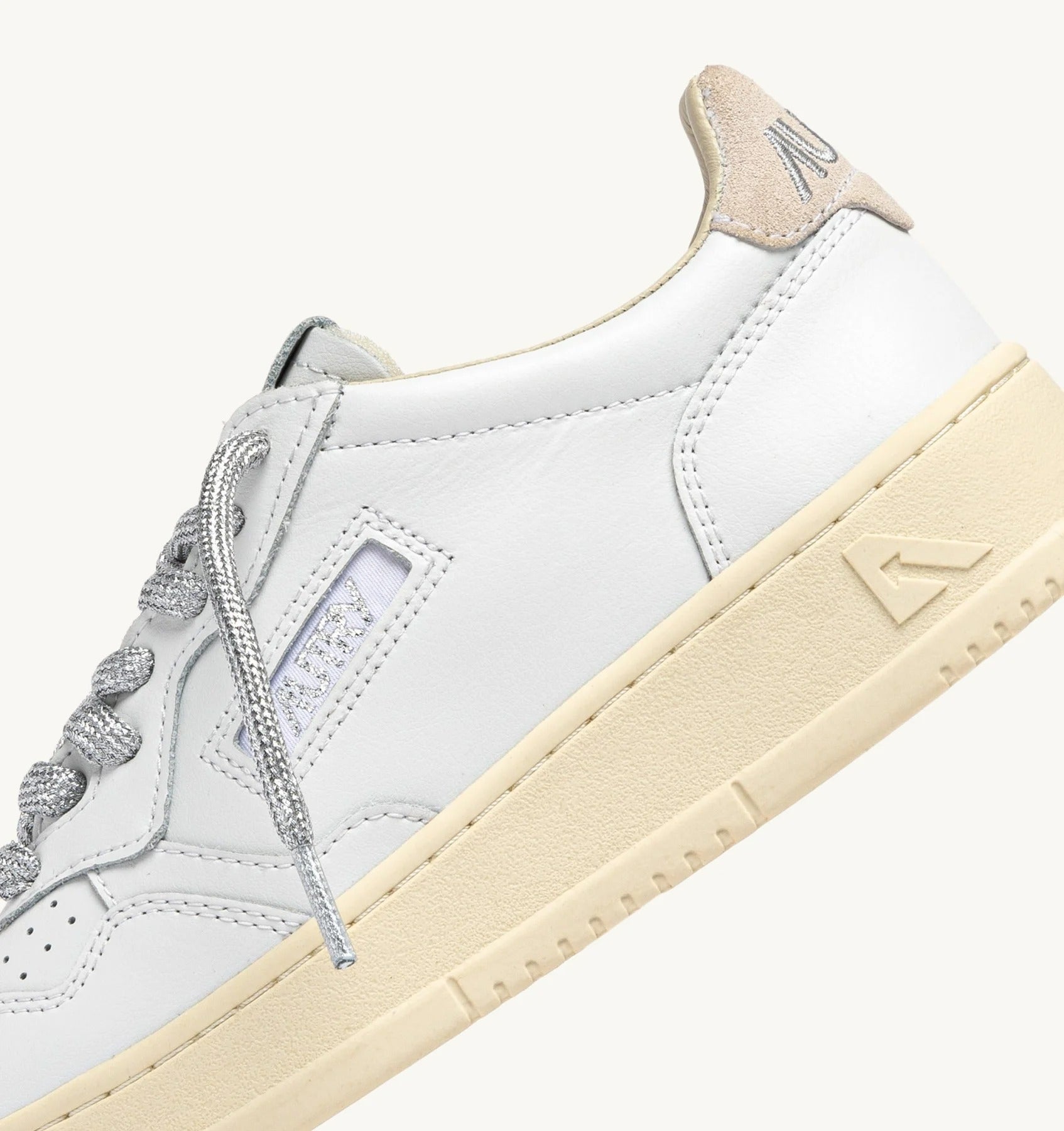 SNEAKERS MEDALIST LOW IN PELLE BIANCA E DETTAGLI LUREX ARGENTO<BR/> AULW SW02 AUTRY ACTION SHOES 