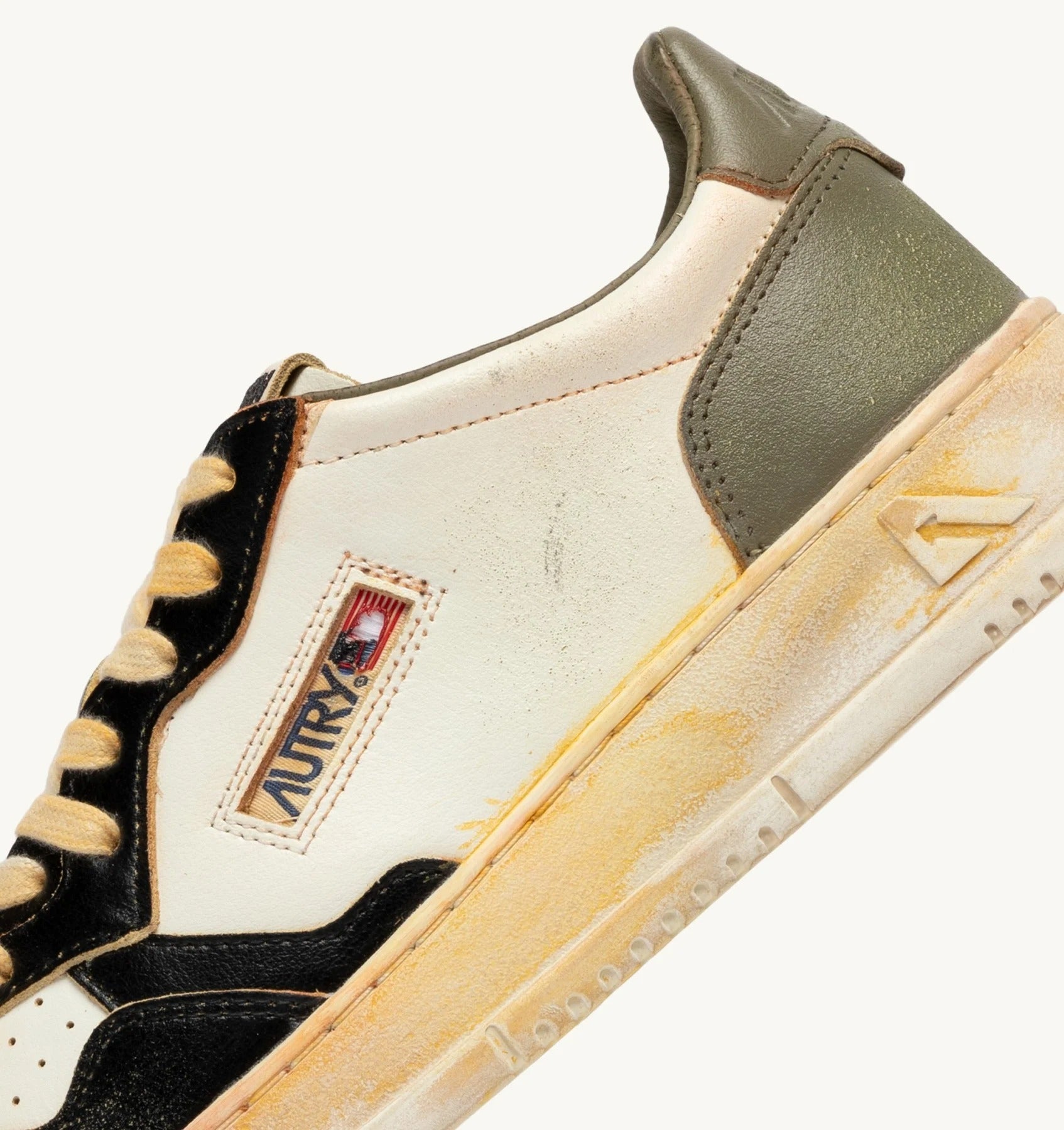 SNEAKERS MEDALIST LOW SUPER VINTAGE IN PELLE BIANCA NERA E COVERT GREEN<BR/> AVLM SV06 AUTRY ACTION SHOES 
