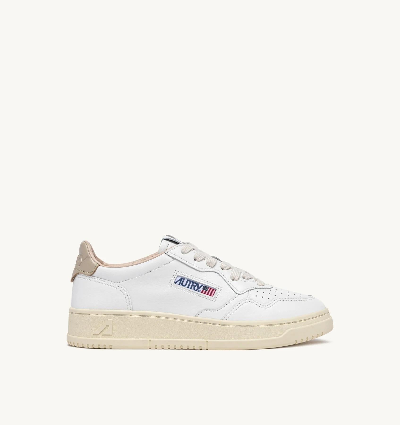 SNEAKERS MEDALIST LOW IN PELLE BIANCA E TIDAL FOAM<BR/> AULW LL87 AUTRY ACTION SHOES 