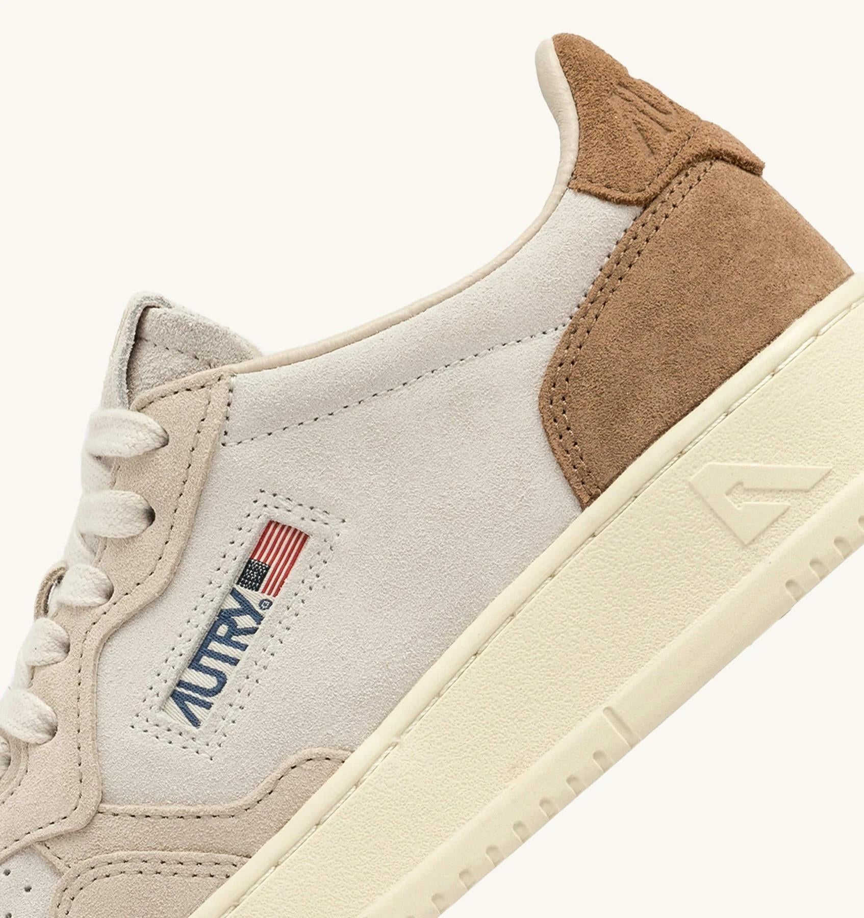 SNEAKERS MEDALIST LOW TRICOLOR IN SUEDE COLORE SAND E CIGAR AULW TS01 AUTRY ACTION SHOES 