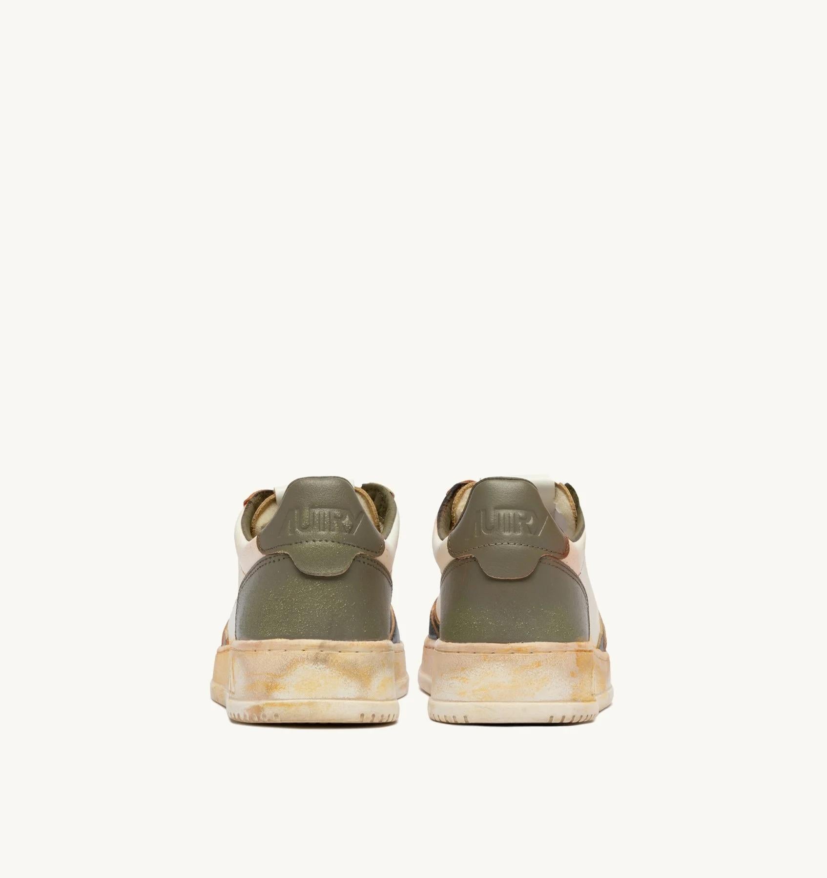 SNEAKERS MEDALIST LOW SUPER VINTAGE IN PELLE BIANCA NERA E COVERT GREEN<BR/> AVLM SV06 AUTRY ACTION SHOES 