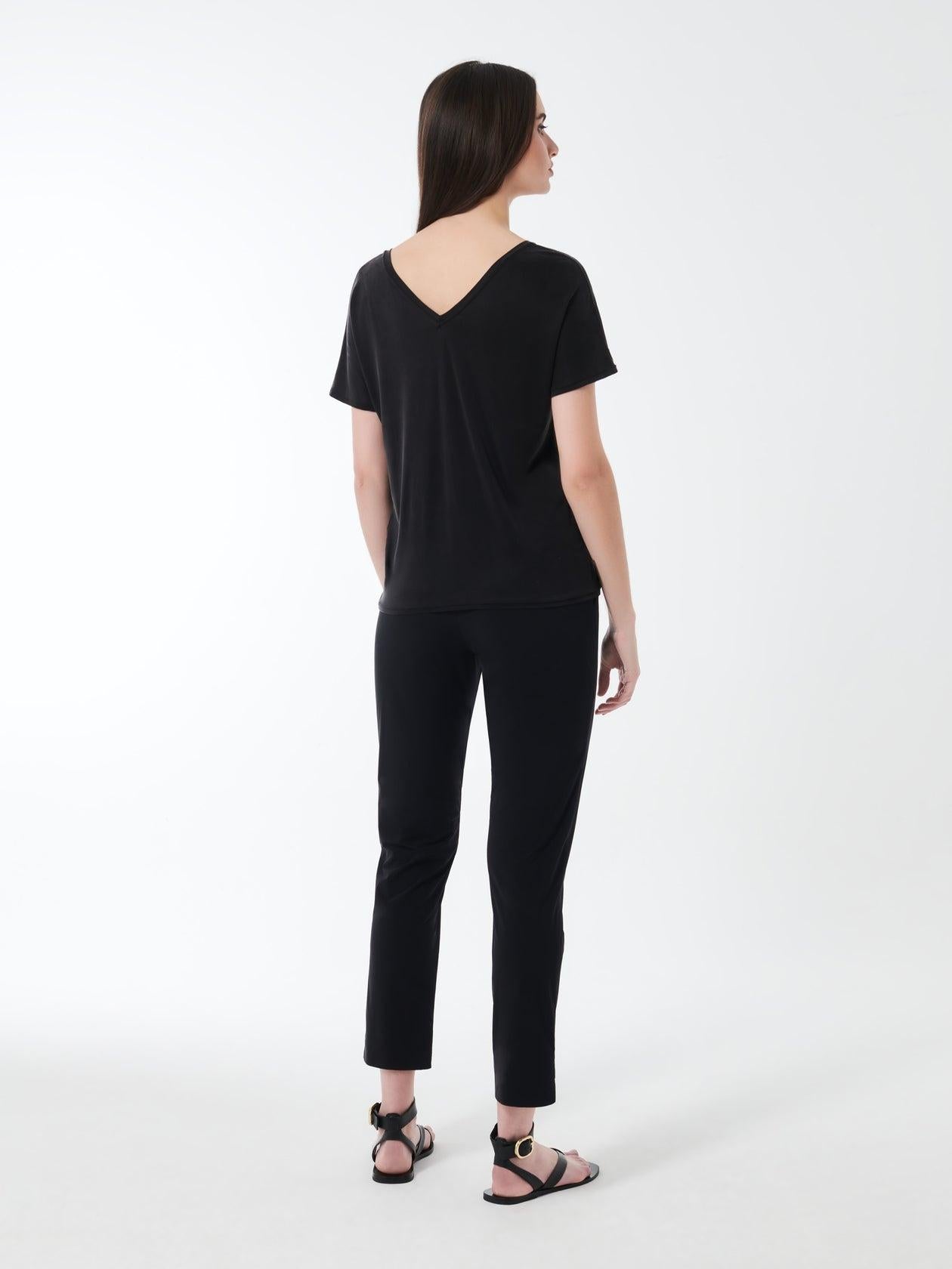 T-shirt in cupro con collo V<BR/> 25710 60 RRD 