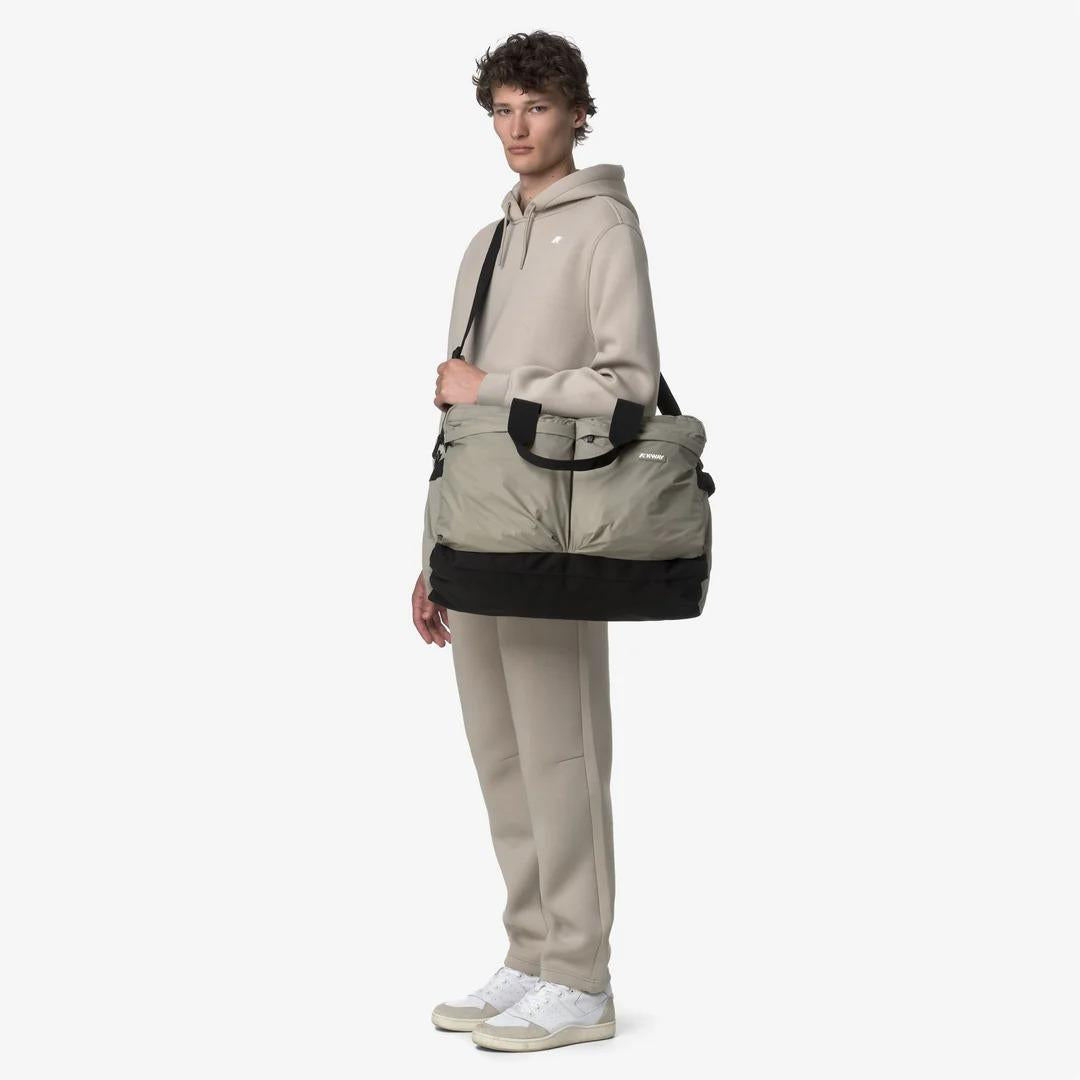 ARDELU<BR/>GREEN OAK<BR/>Borsone leggero unisex verde con tasche portaoggetti K81511W 633 K-WAY 