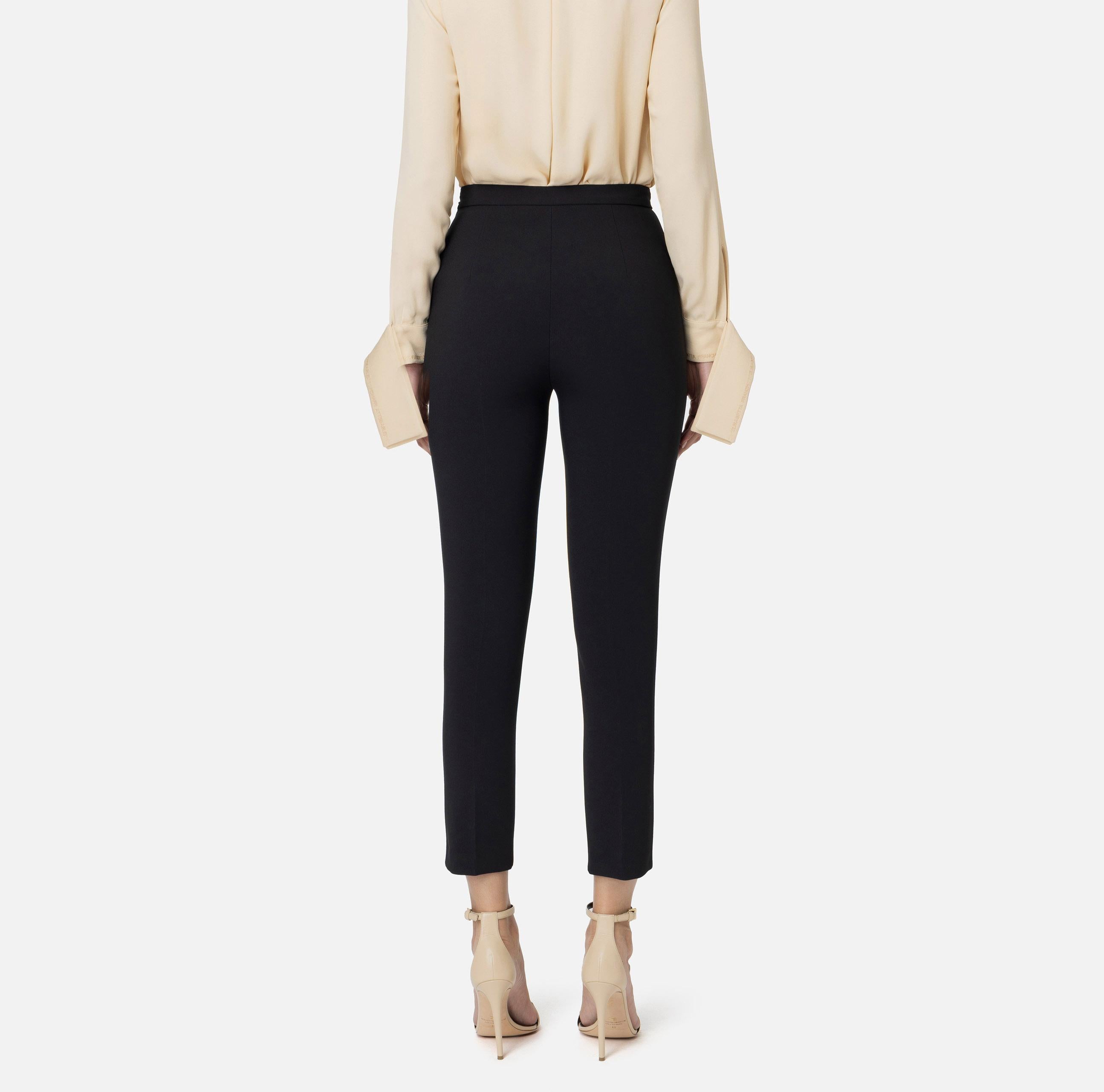 Pantalone dritto in crêpe stretch con rivetto logo