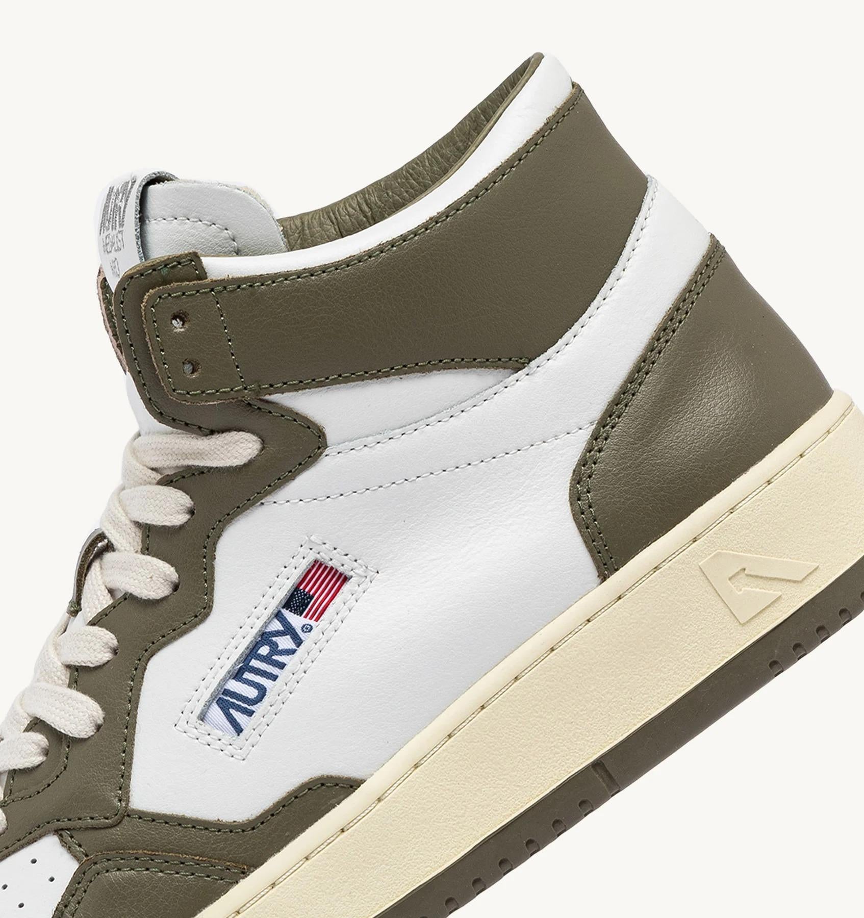 SNEAKERS MEDALIST MID BICOLOR IN PELLE COLORE BIANCO E COVERT GREEN<BR/> AULM WB54 AUTRY ACTION SHOES 