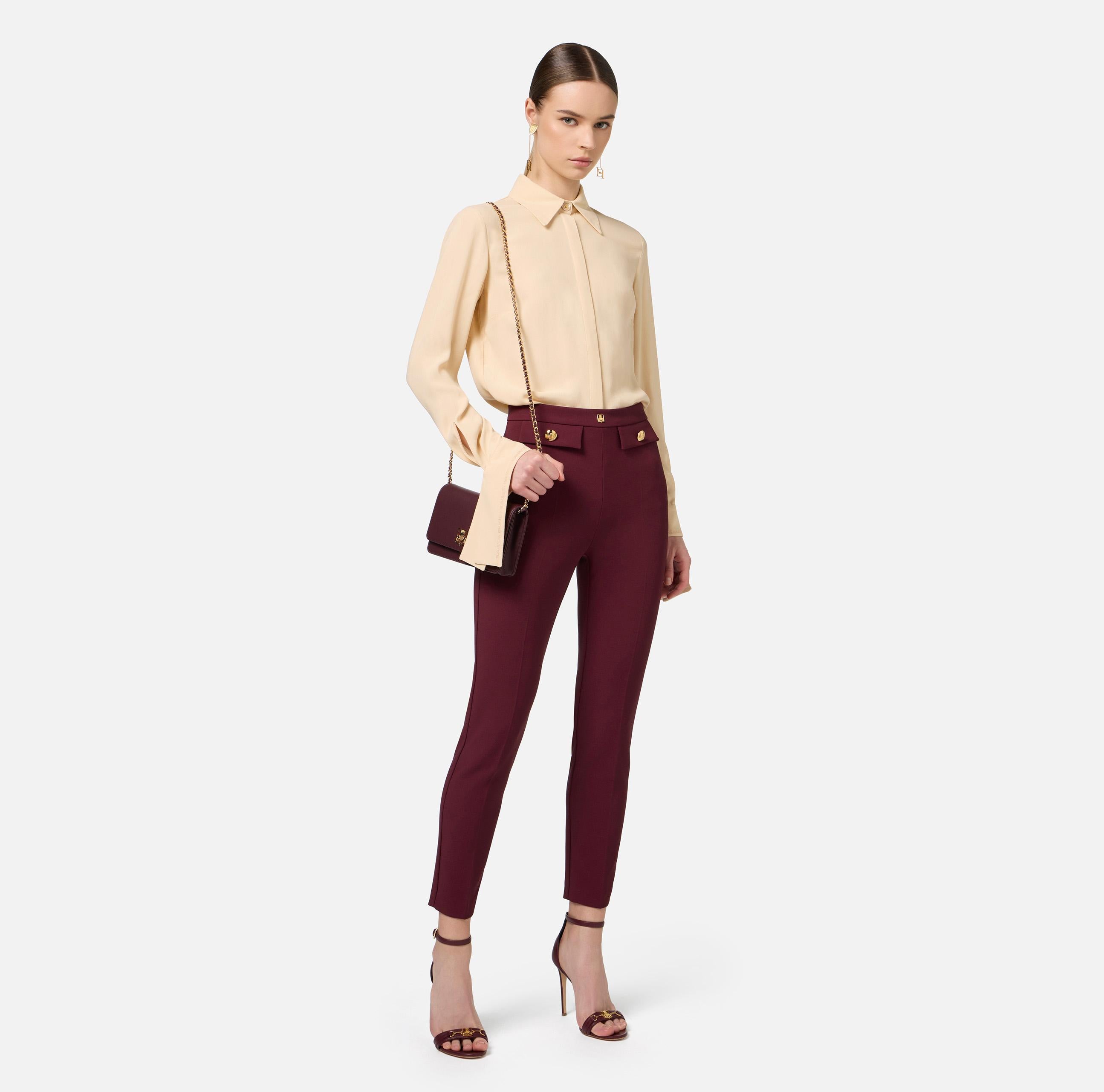Pantalone dritto in crêpe stretch con rivetto logo