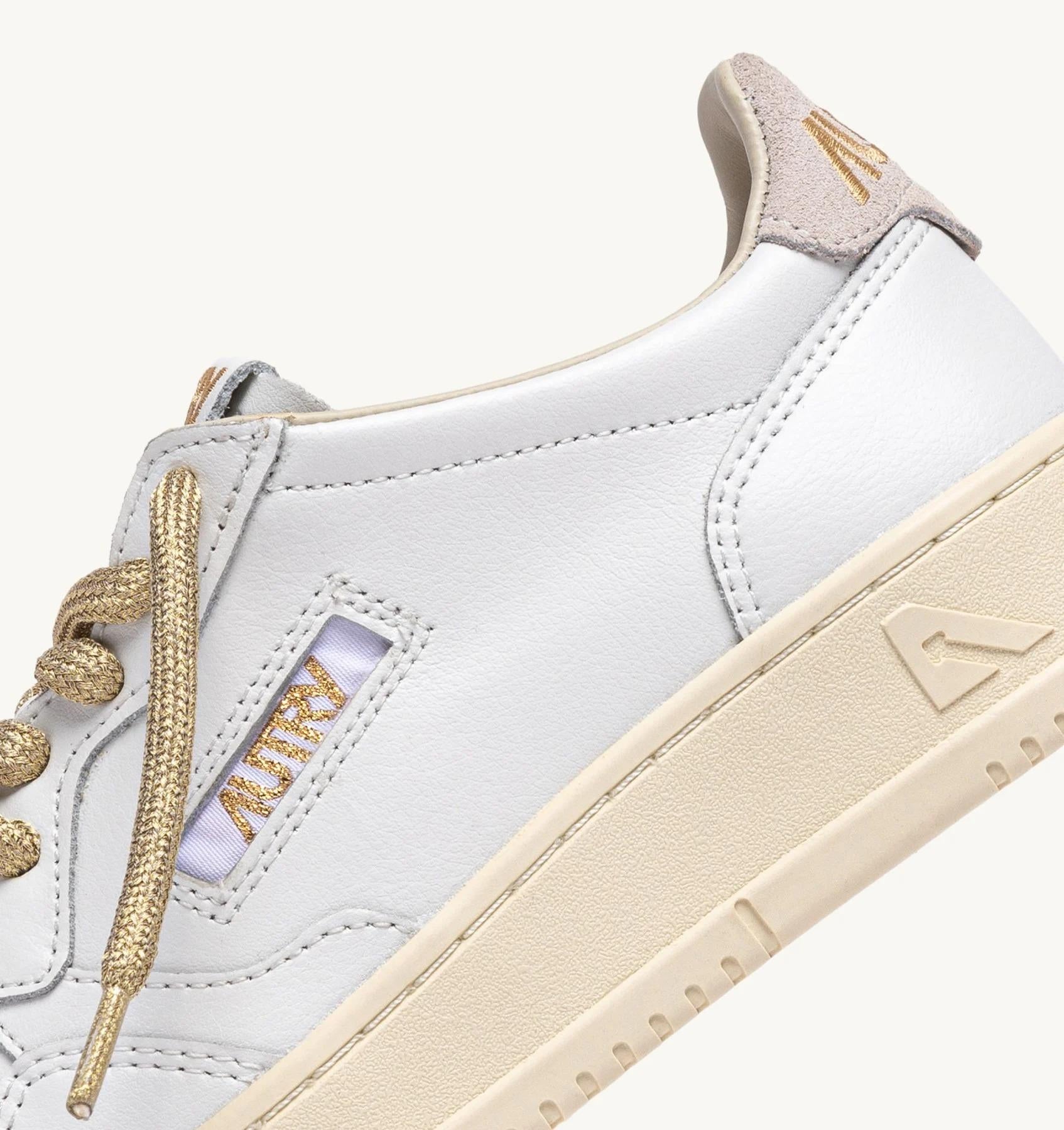 SNEAKERS MEDALIST LOW IN PELLE BIANCA E DETTAGLI LUREX ORO AULW SW01 AUTRY ACTION SHOES 