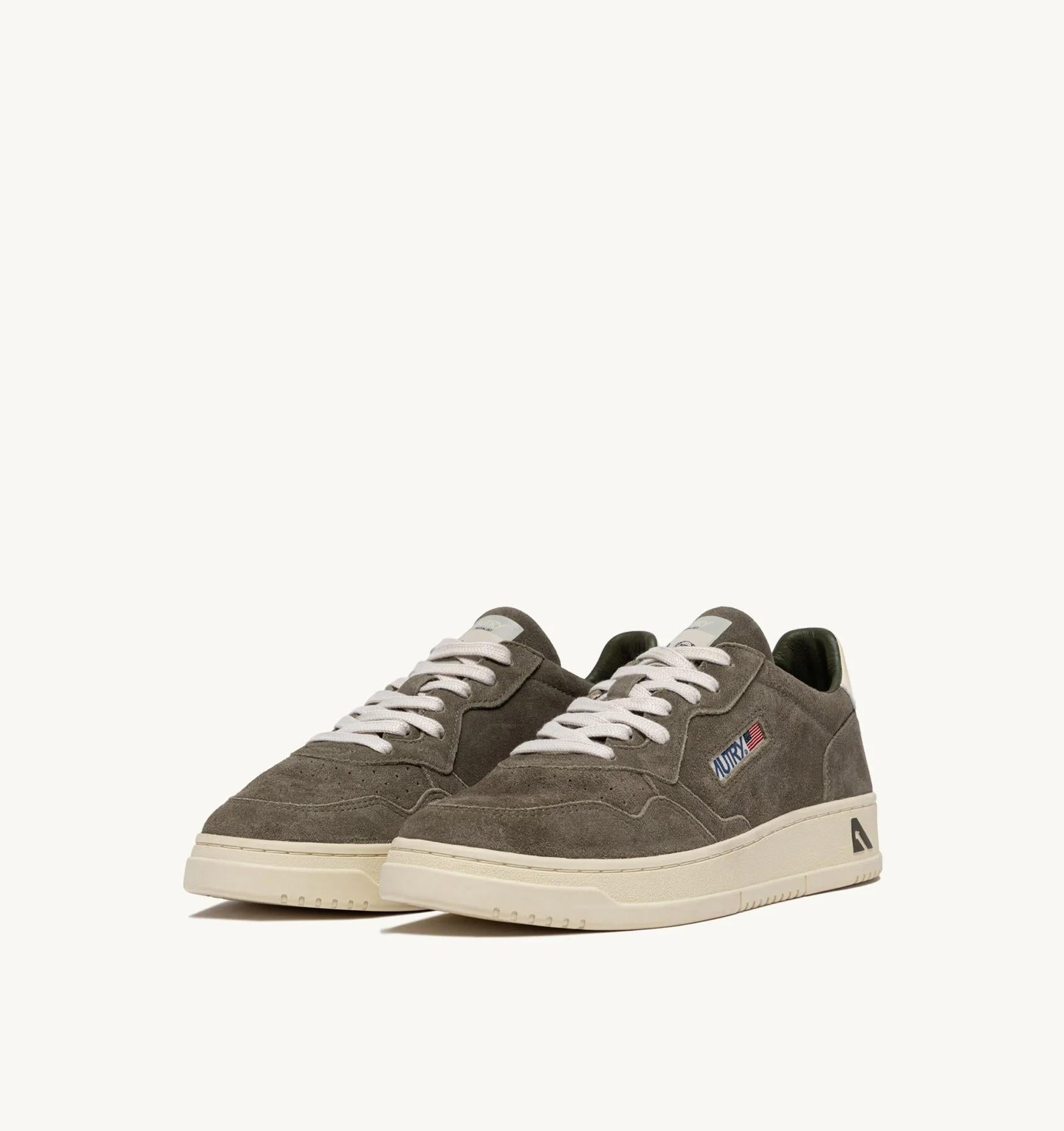 SNEAKERS MEDALIST LOW IN SUEDE VISCHIO E OFF WHITE<BR/> AULM UH04 AUTRY ACTION SHOES 