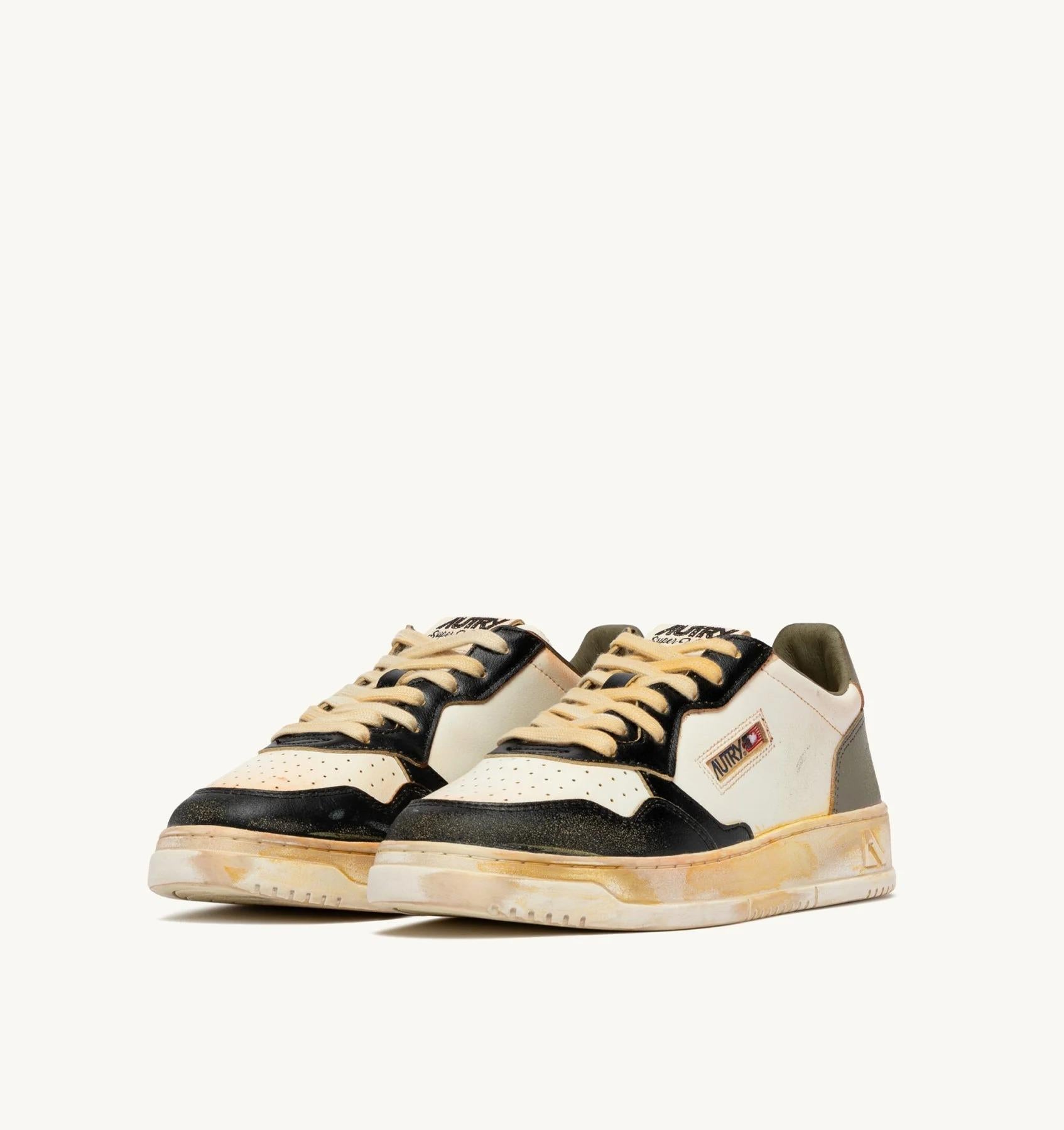 SNEAKERS MEDALIST LOW SUPER VINTAGE IN PELLE BIANCA NERA E COVERT GREEN<BR/> AVLM SV06 AUTRY ACTION SHOES 