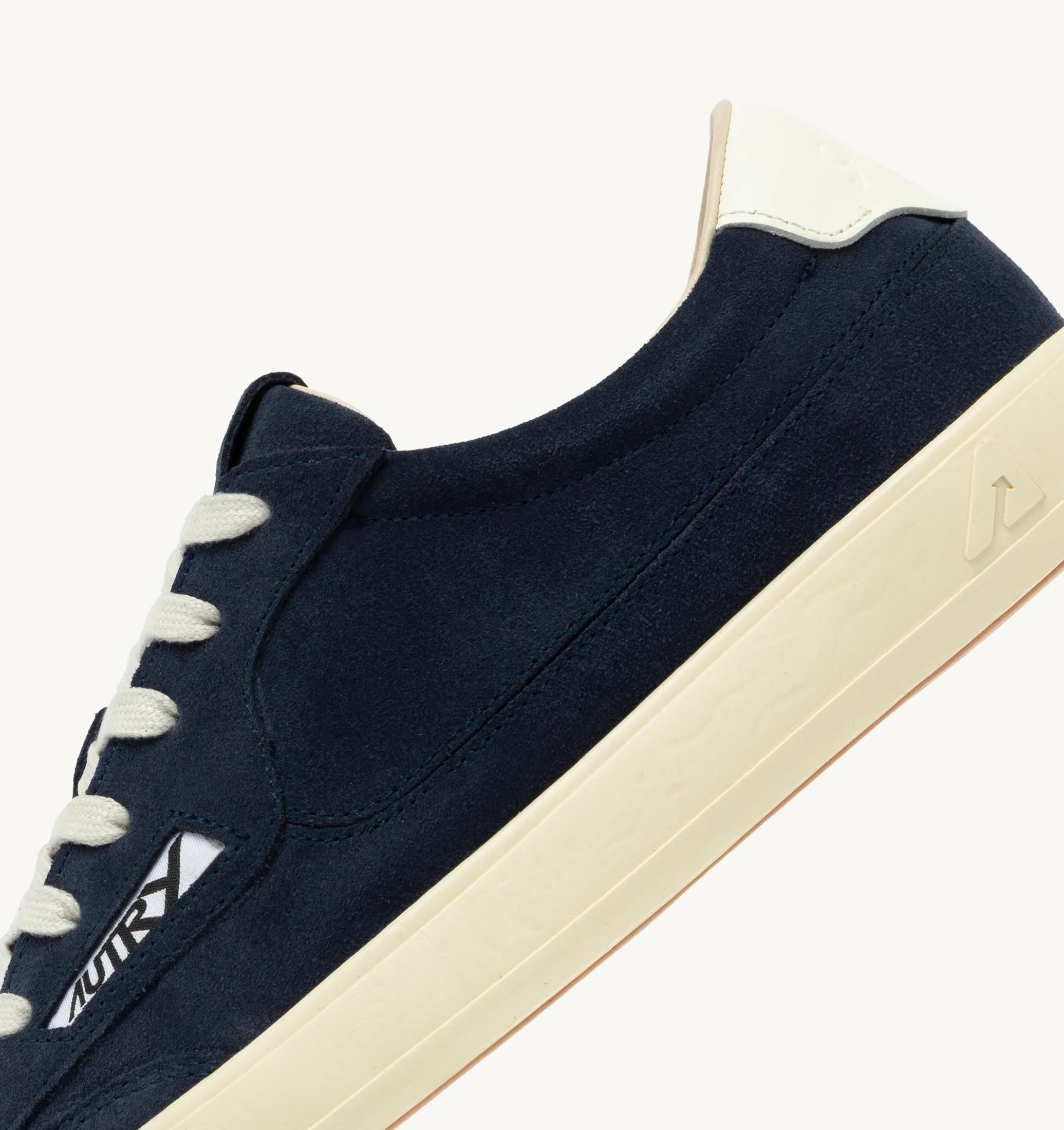 SNEAKERS WINDSCAPE LOW IN SUEDE NAVY E MARSHMALLOW<BR/> SCLM KT05 AUTRY ACTION SHOES 