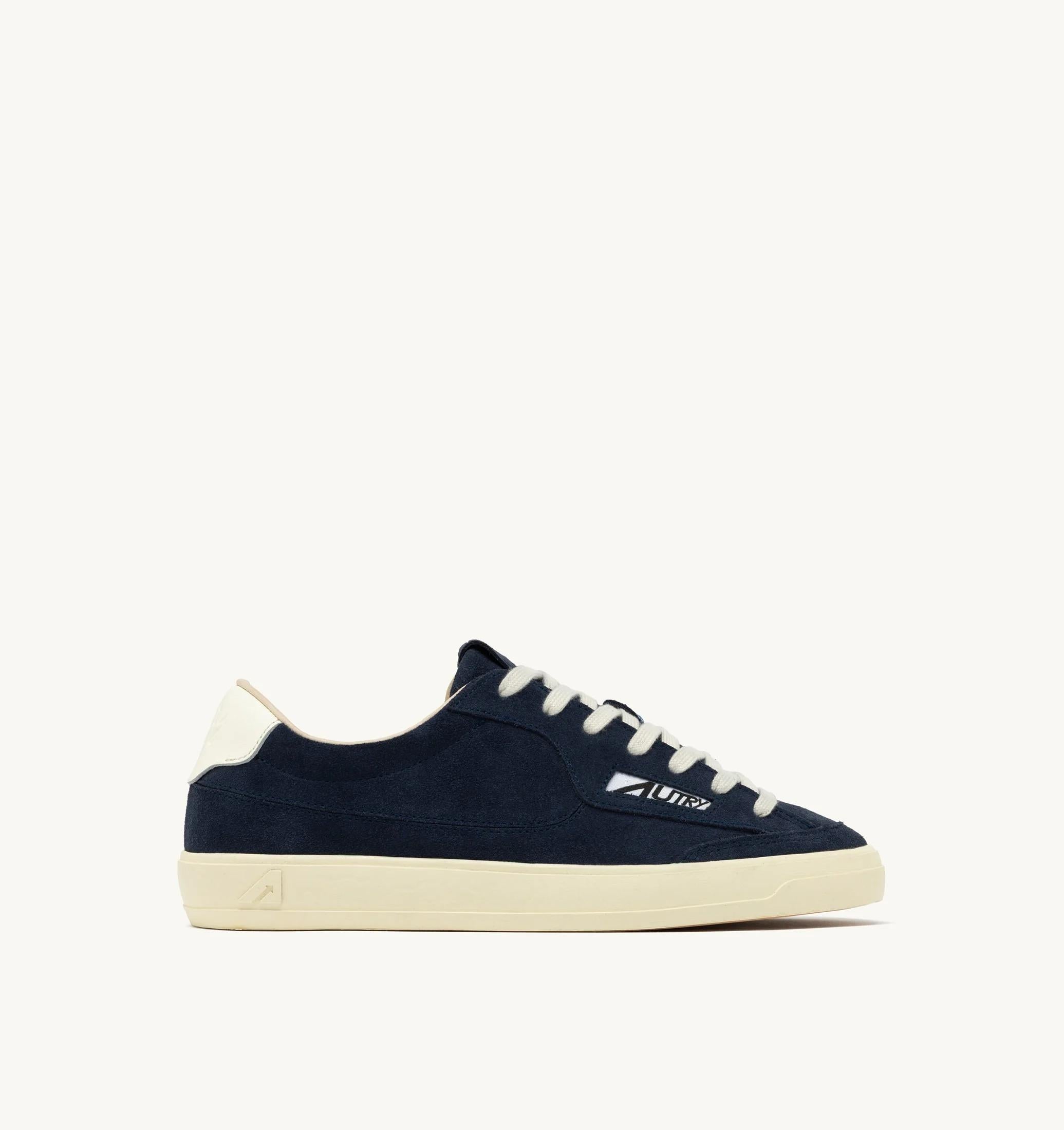 SNEAKERS WINDSCAPE LOW IN SUEDE NAVY E MARSHMALLOW<BR/> SCLM KT05 AUTRY ACTION SHOES 