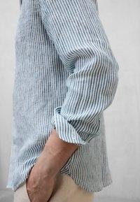 Camicia a righe in lino ALFREDO<BR/> ALFREDO 364 ECOALF 