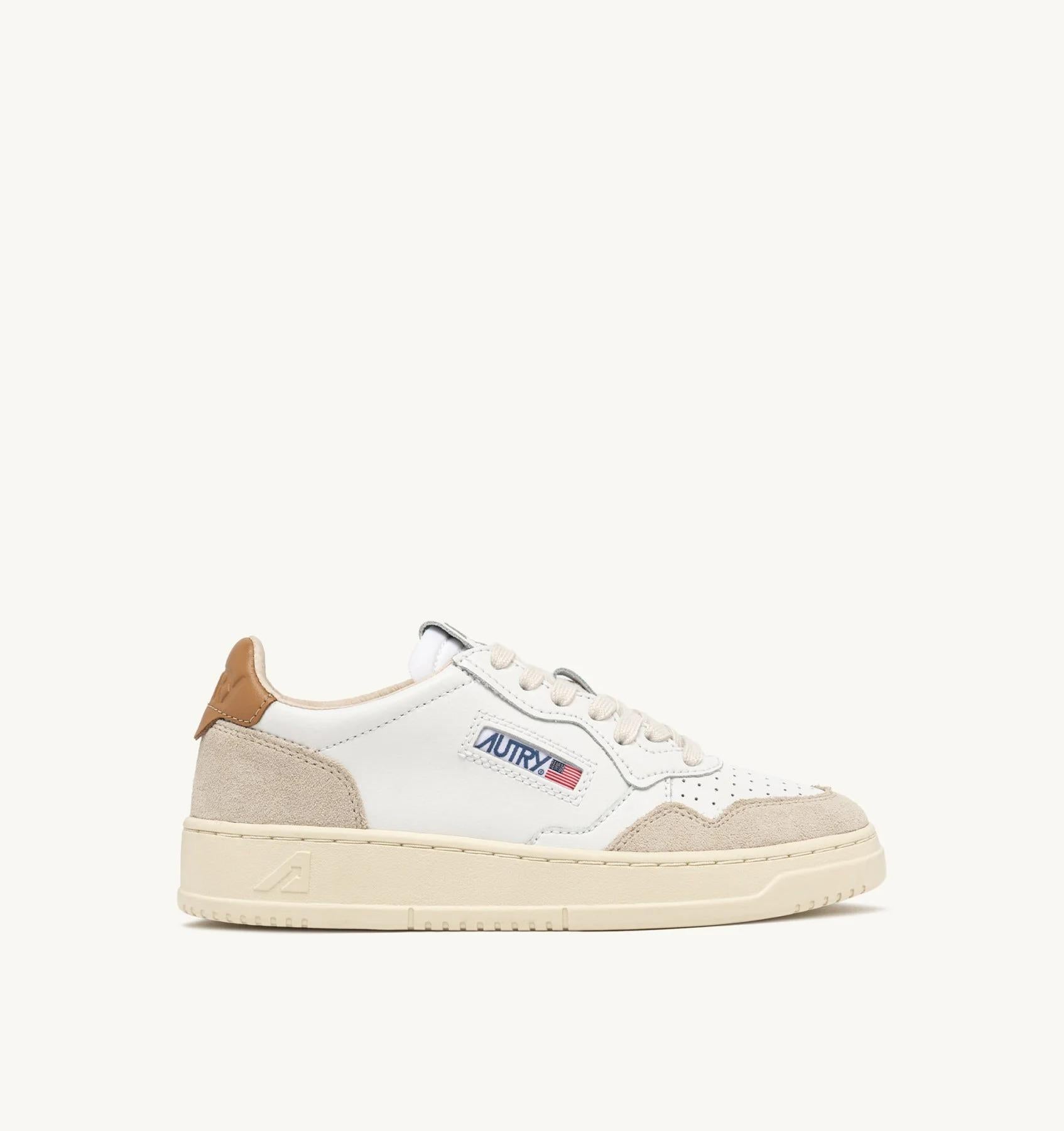 SNEAKERS MEDALIST LOW IN SUEDE E PELLE BIANCA E BROWN SUGAR<BR/> AULM LS02 AUTRY ACTION SHOES 