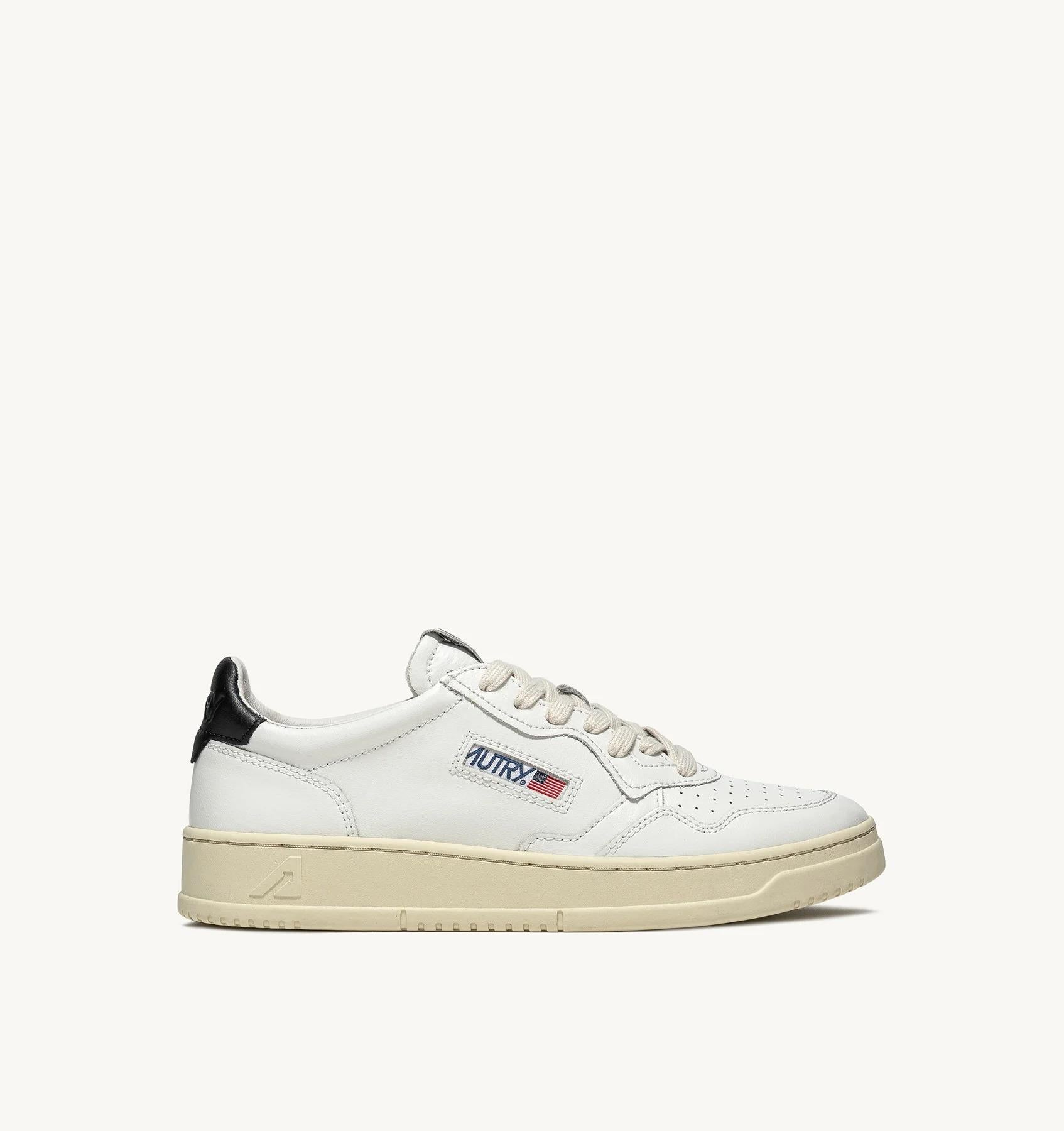 SNEAKERS MEDALIST LOW IN PELLE BIANCA E NERA AULM LL22 AUTRY ACTION SHOES 