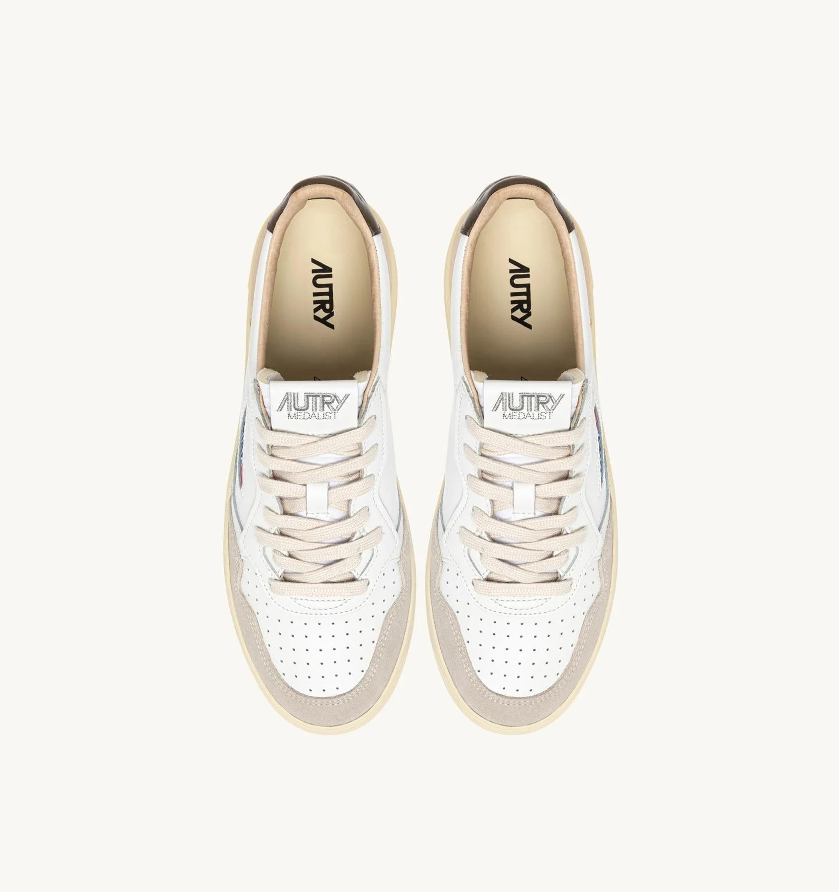 SNEAKERS MEDALIST LOW IN SUEDE E PELLE BIANCA E TEAK<BR/> AULM LS15 AUTRY ACTION SHOES 