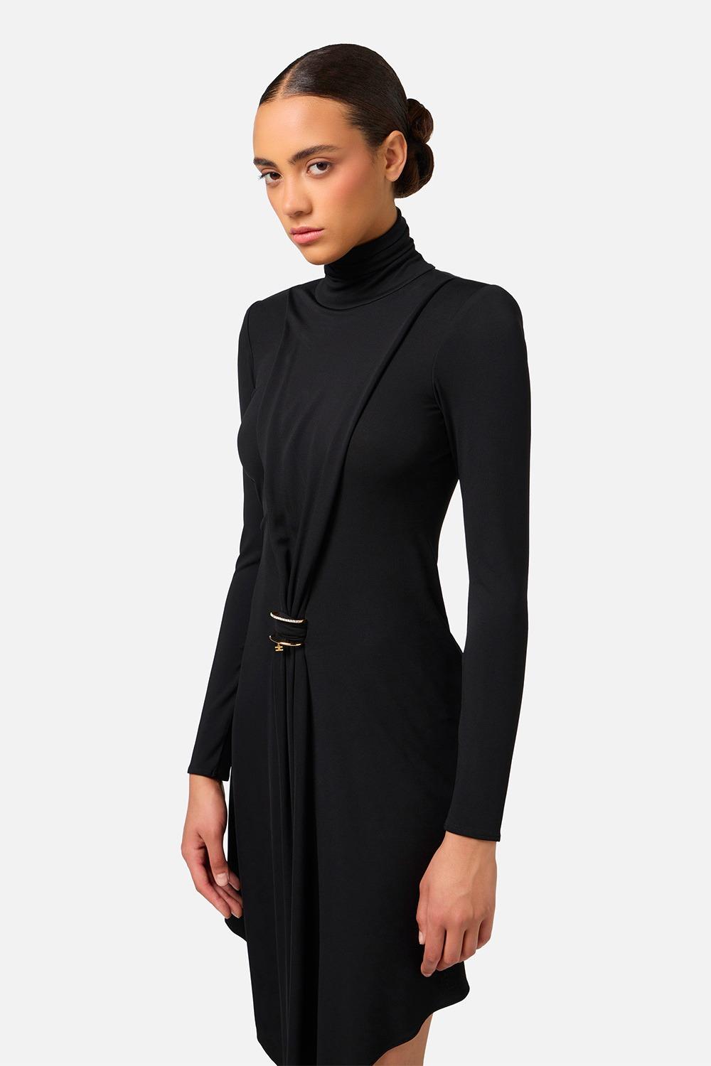 Abito donna in jersey con drappeggio e accessorio gioiello