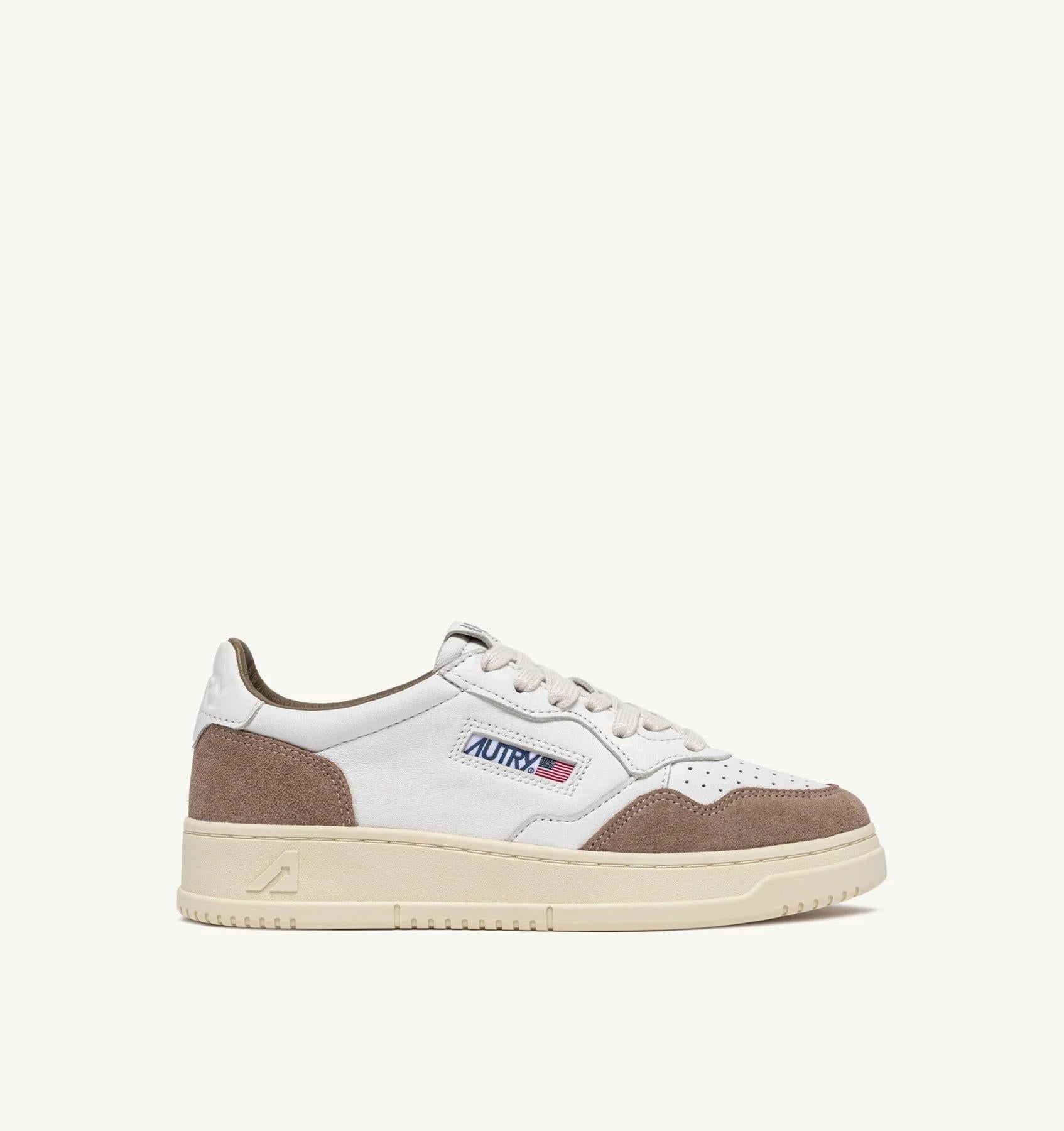 SNEAKERS MEDALIST LOW IN PELLE BIANCA E SUEDE TOBACCO AULM GS43 AUTRY ACTION SHOES 