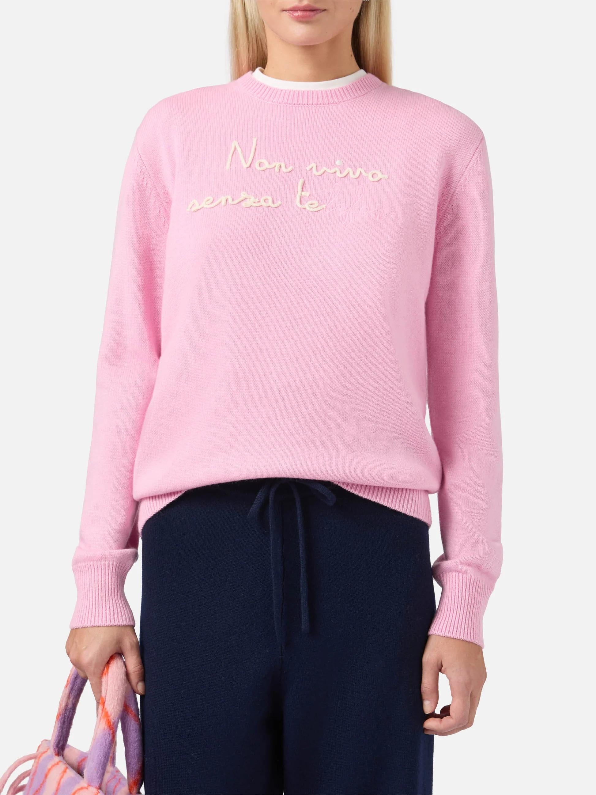 Maglione New Queen in misto cashmere rosa con ricamo Non vivo senza te(lefono)<BR/> QUE0010 02124I MC2 SAINT BARTH 