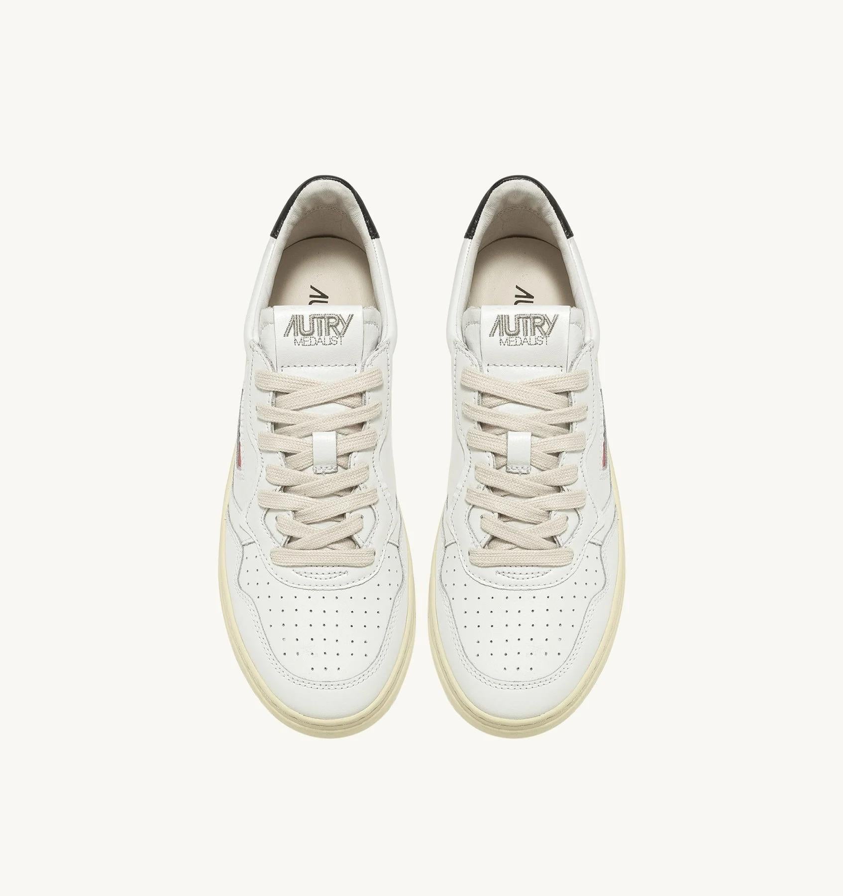 SNEAKERS MEDALIST LOW IN PELLE BIANCA E NERA AULW LL22 AUTRY ACTION SHOES 