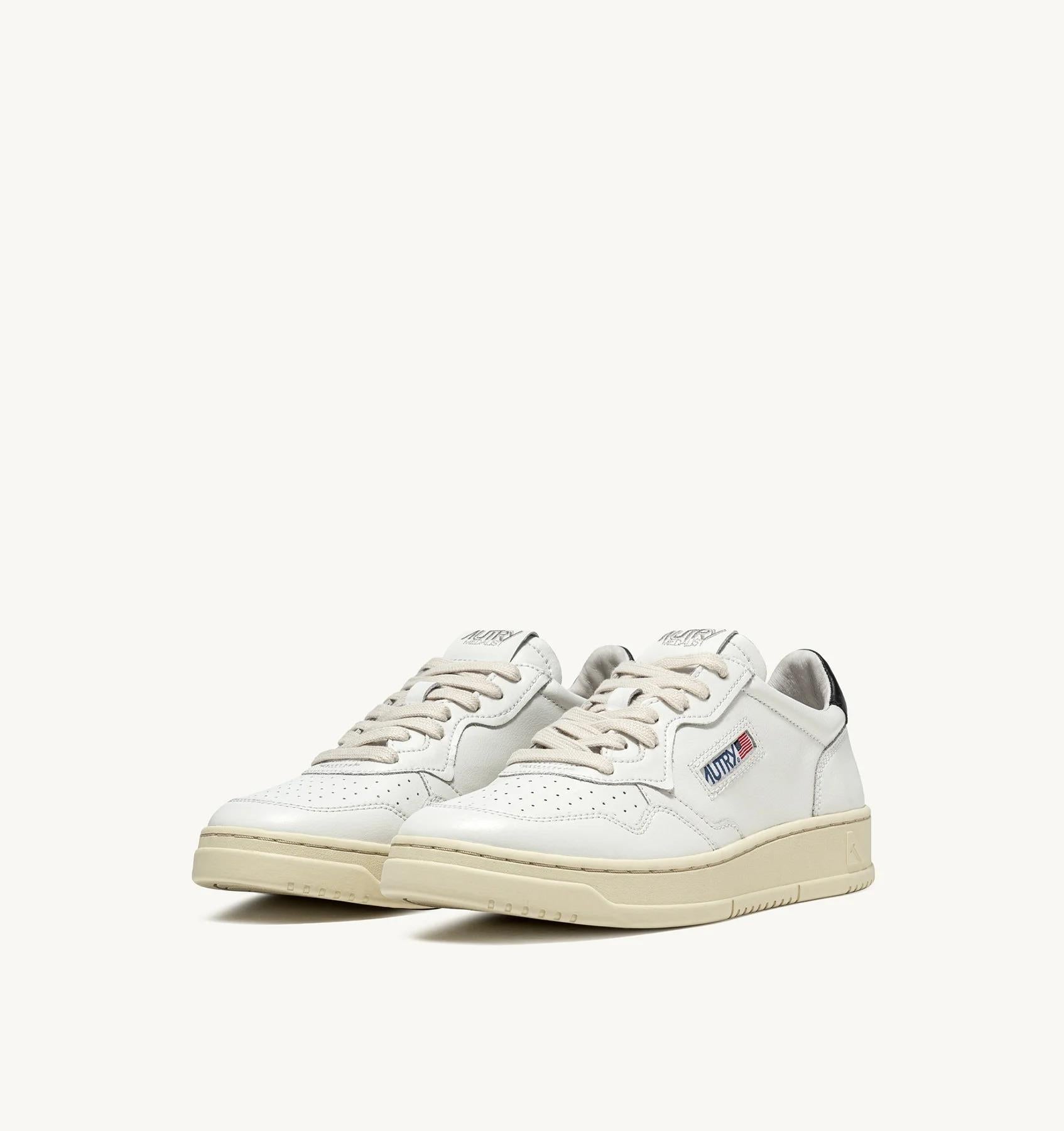 SNEAKERS MEDALIST LOW IN PELLE BIANCA E NERA AULM LL22 AUTRY ACTION SHOES 