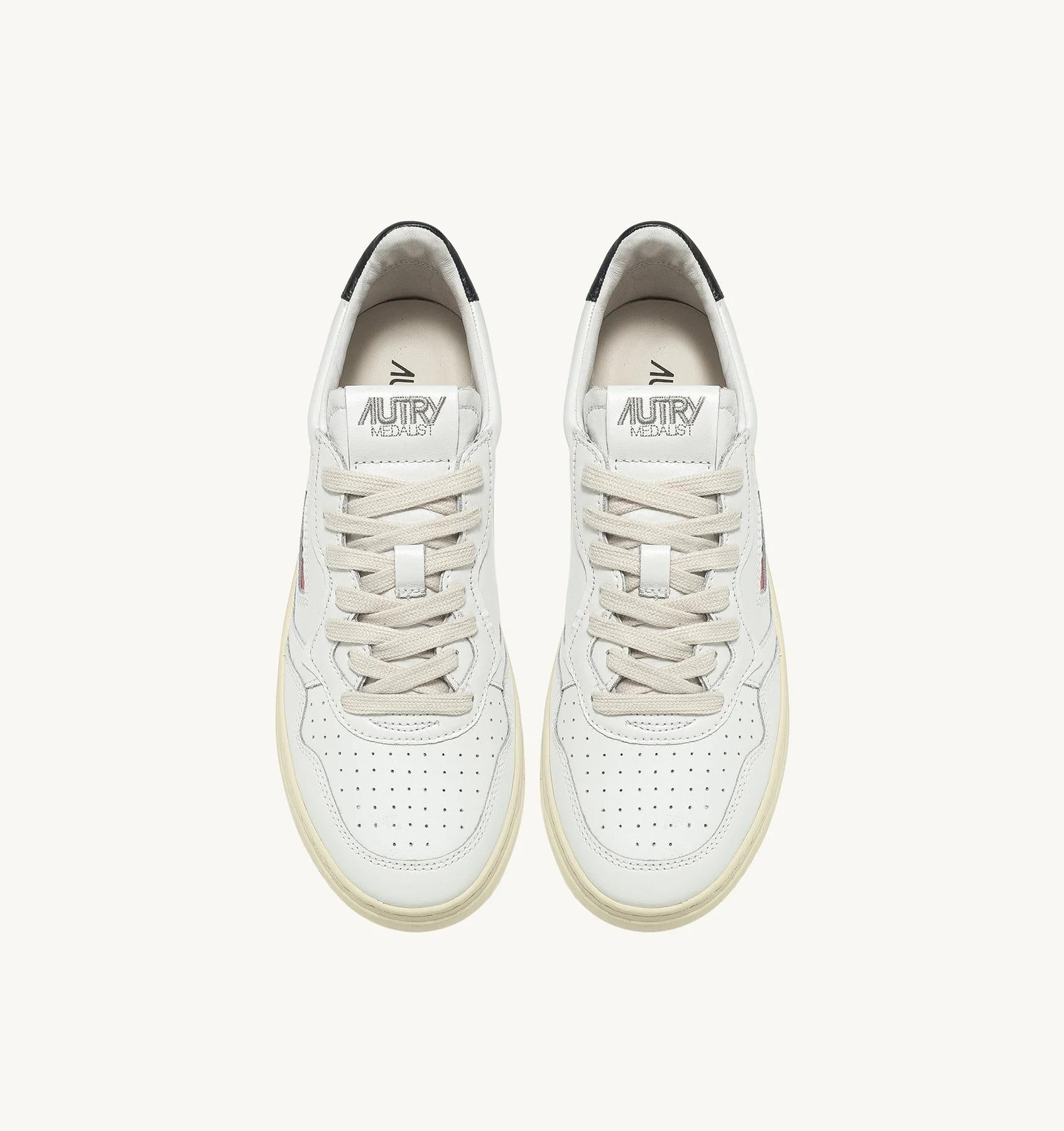 SNEAKERS MEDALIST LOW IN PELLE BIANCA E NERA AULM LL22 AUTRY ACTION SHOES 