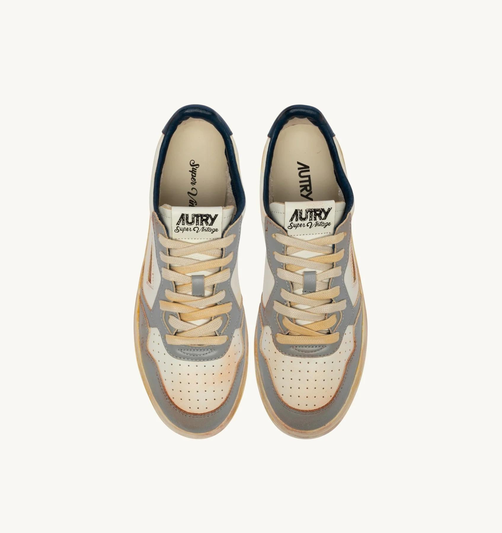 SNEAKERS MEDALIST LOW SUPER VINTAGE IN PELLE LIMESTONE BIANCA E BLUE<BR/> AVLM SV09 AUTRY ACTION SHOES 
