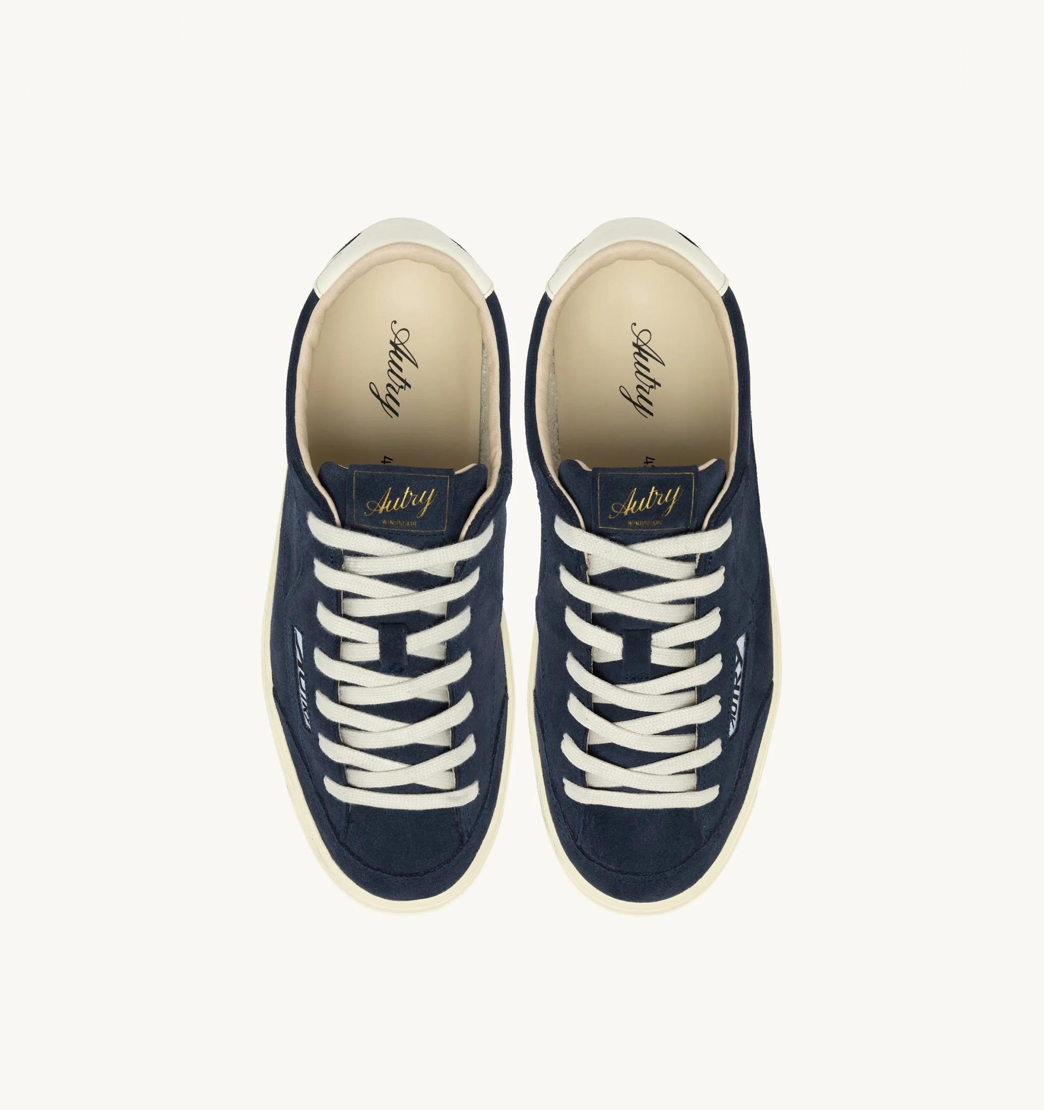 SNEAKERS WINDSCAPE LOW IN SUEDE NAVY E MARSHMALLOW<BR/> SCLM KT05 AUTRY ACTION SHOES 