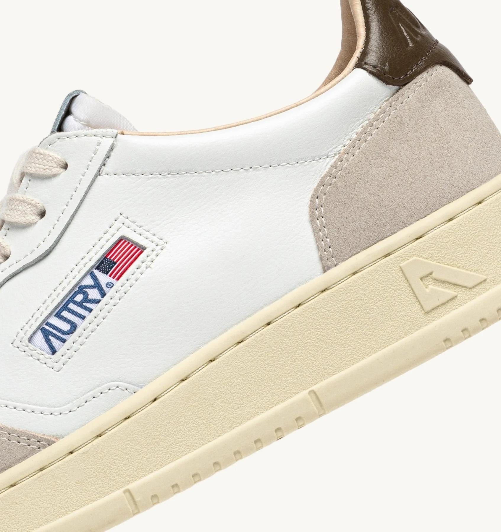 SNEAKERS MEDALIST LOW IN SUEDE E PELLE BIANCA E TEAK<BR/> AULM LS15 AUTRY ACTION SHOES 