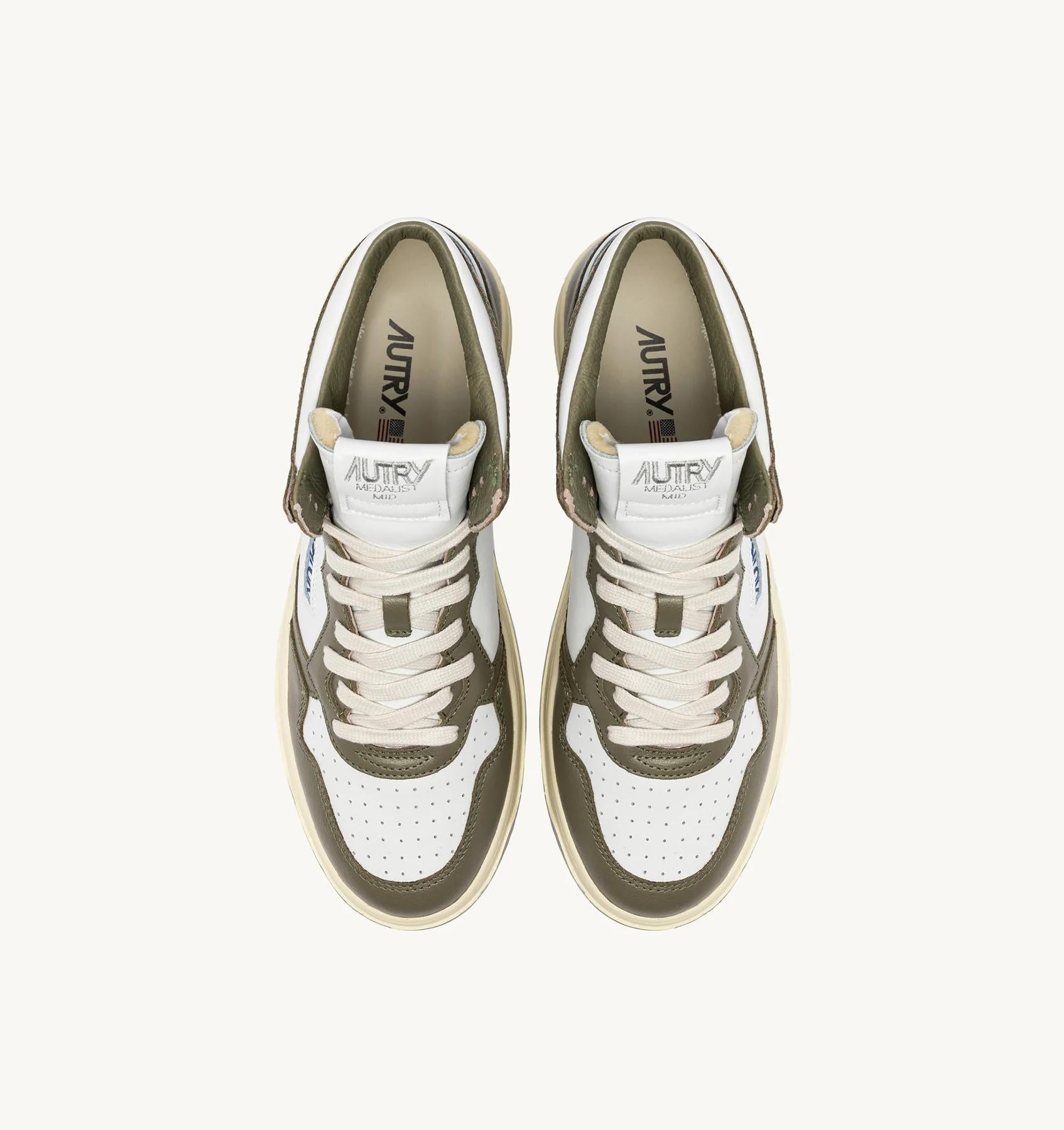 SNEAKERS MEDALIST MID BICOLOR IN PELLE COLORE BIANCO E COVERT GREEN<BR/> AULM WB54 AUTRY ACTION SHOES 