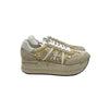 Sneakers Beth con tomaia interamente in pelle pregiata e dettagli in suede leggermente in contrasto. Fondo platform personalizzato dalla serigrafia lo