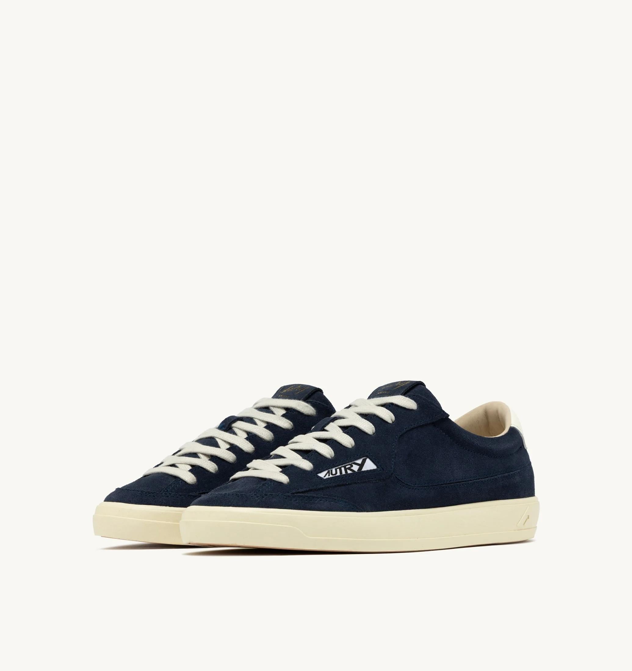 SNEAKERS WINDSCAPE LOW IN SUEDE NAVY E MARSHMALLOW<BR/> SCLM KT05 AUTRY ACTION SHOES 